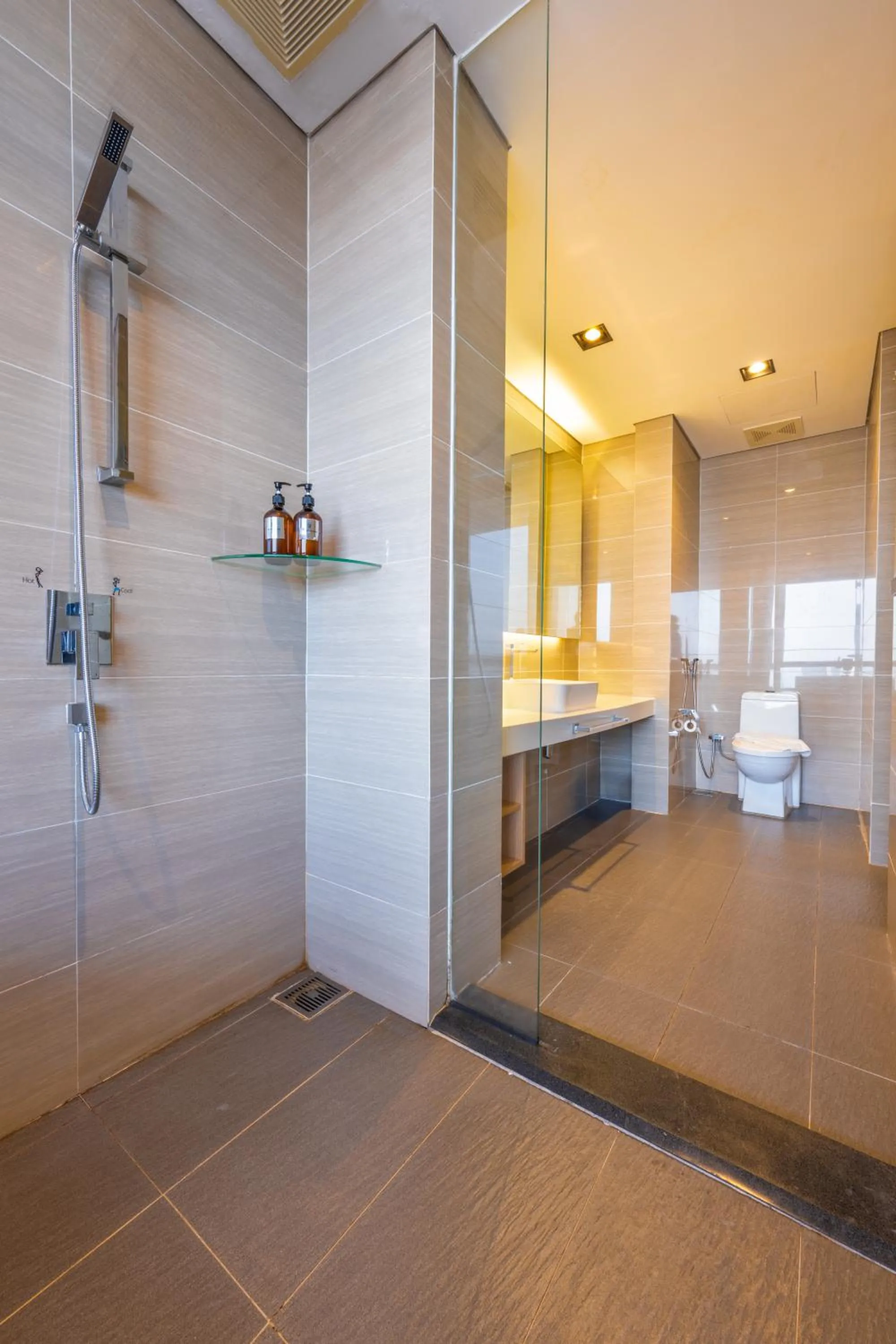 Shower in Greystone 99 Suites