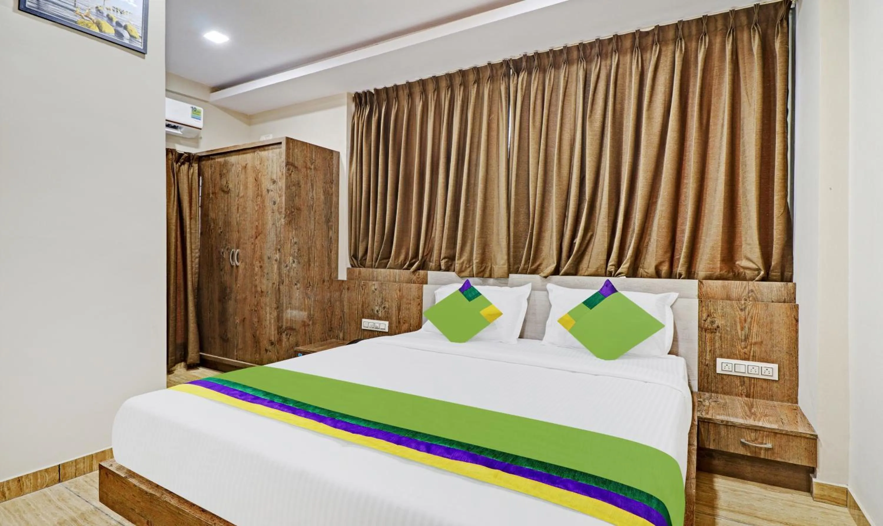 Photo of the whole room, Bed in Treebo Zion