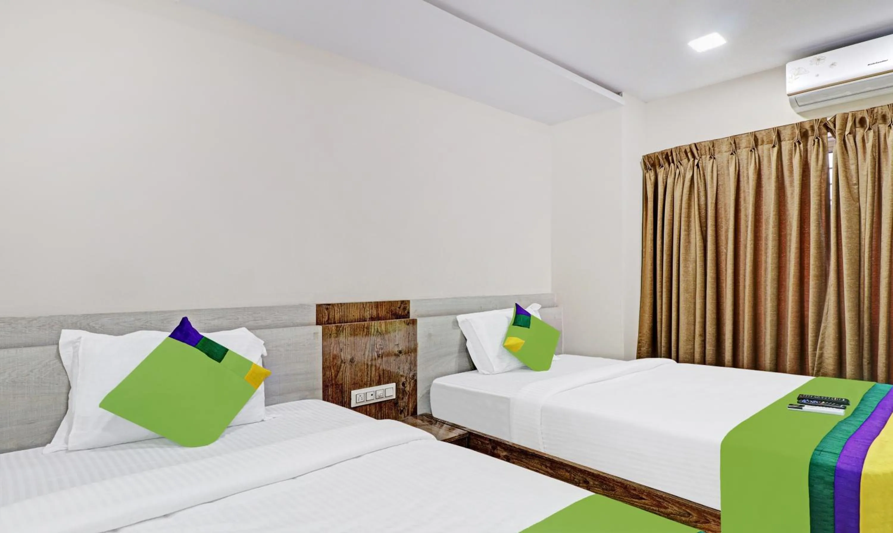 Photo of the whole room, Bed in Treebo Zion