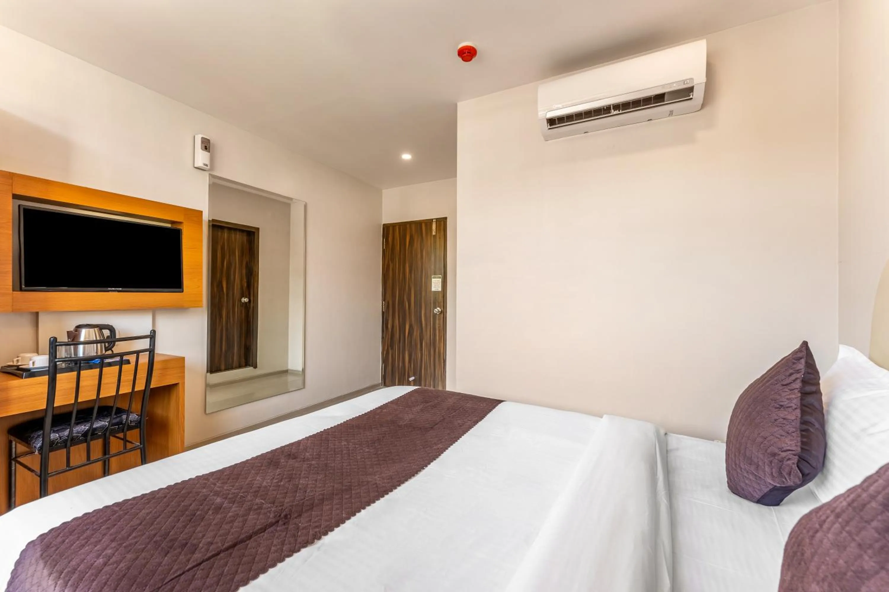 Photo of the whole room, Bed in Metropolis Business Hotel