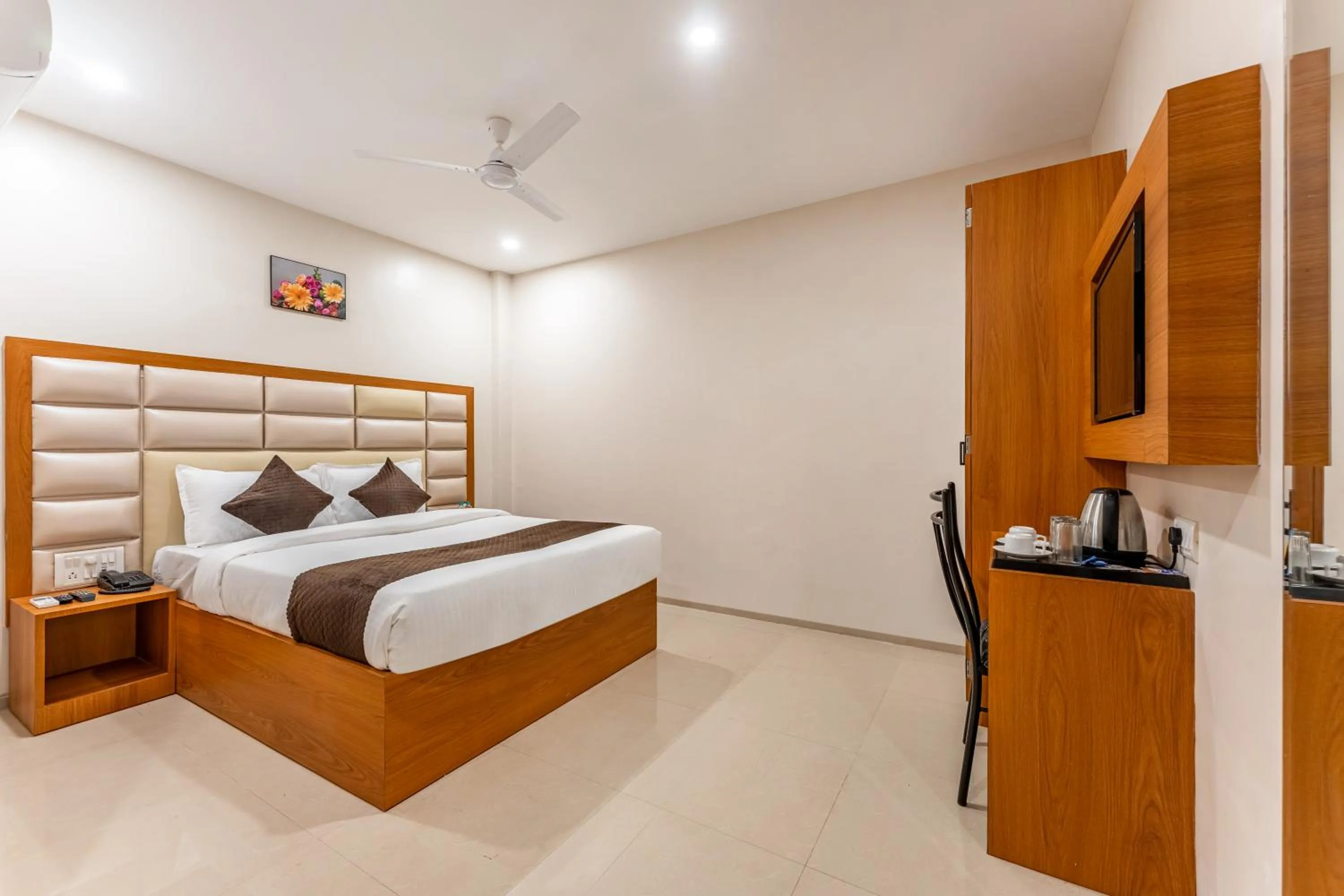 Photo of the whole room, Bed in Metropolis Business Hotel