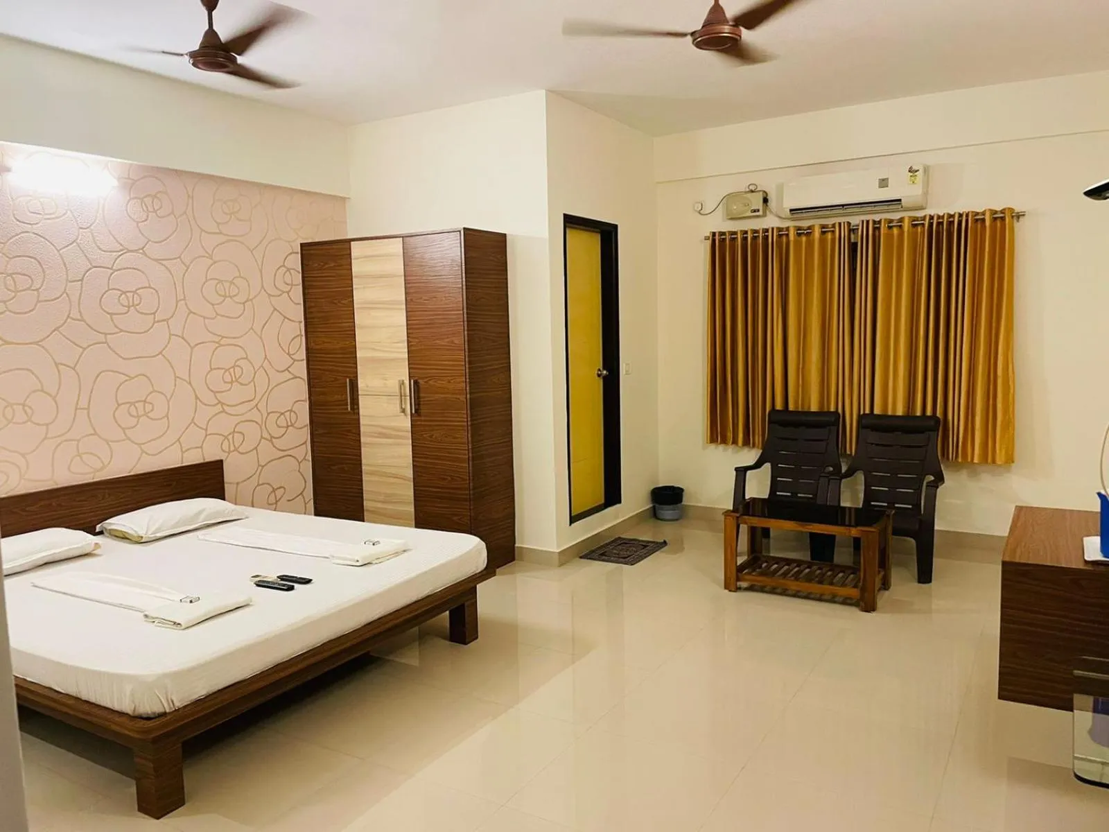 Bedroom in Hotel Radha