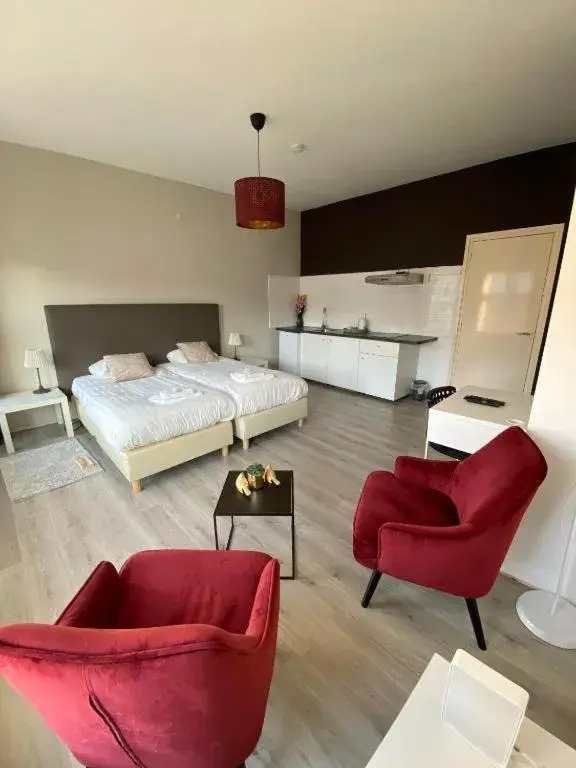 Budget Double Room with Bath, King-size bed and Canal View in Hotel La Noire - Delft City Centre Budget Double Room with Bath, King-size bed and Canal View in Hotel La Noire - Delft City Centre