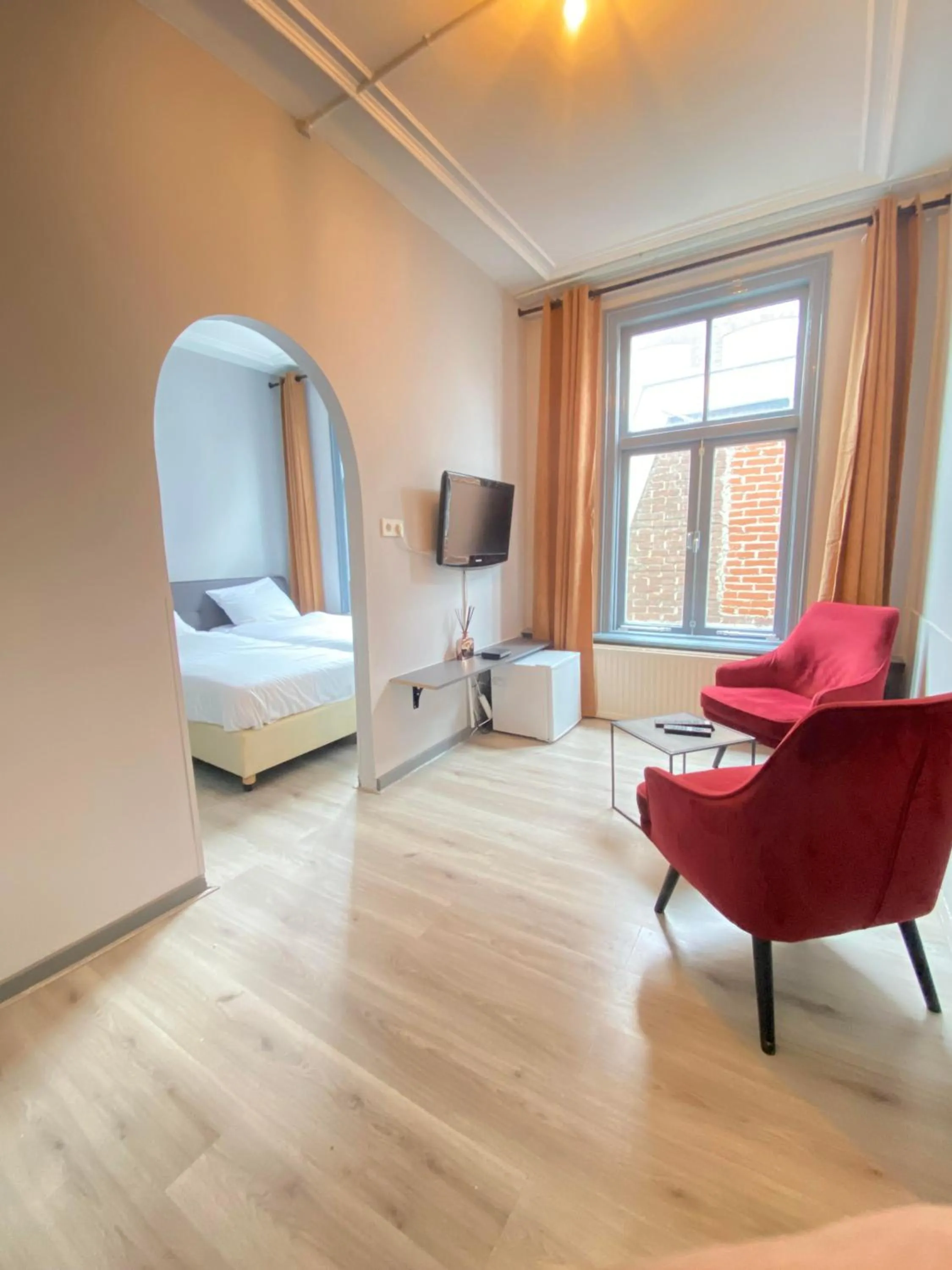 Seating area, Bed in Hotel La Noire - Delft City Centre