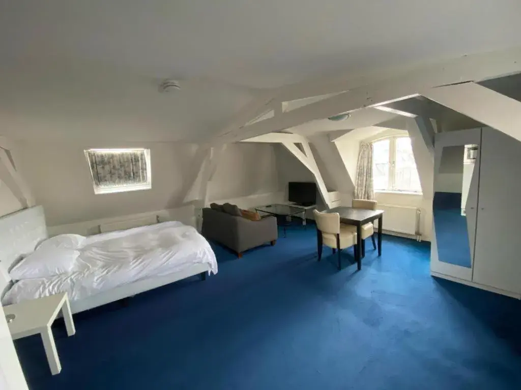 Deluxe Studio with Bath, King-size bed and Canal View in Hotel La Noire - Delft City Centre Deluxe Studio with Bath, King-size bed and Canal View in Hotel La Noire - Delft City Centre