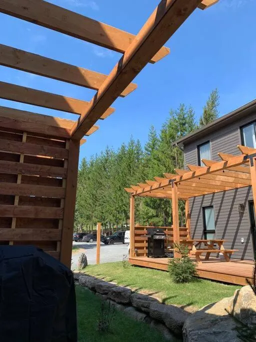 Garden view in Studio with king bed, sofa bed and terrace Mont-Tremblant