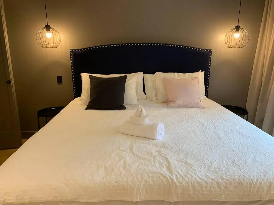 Bed in Studio with king bed, sofa bed and terrace Mont-Tremblant