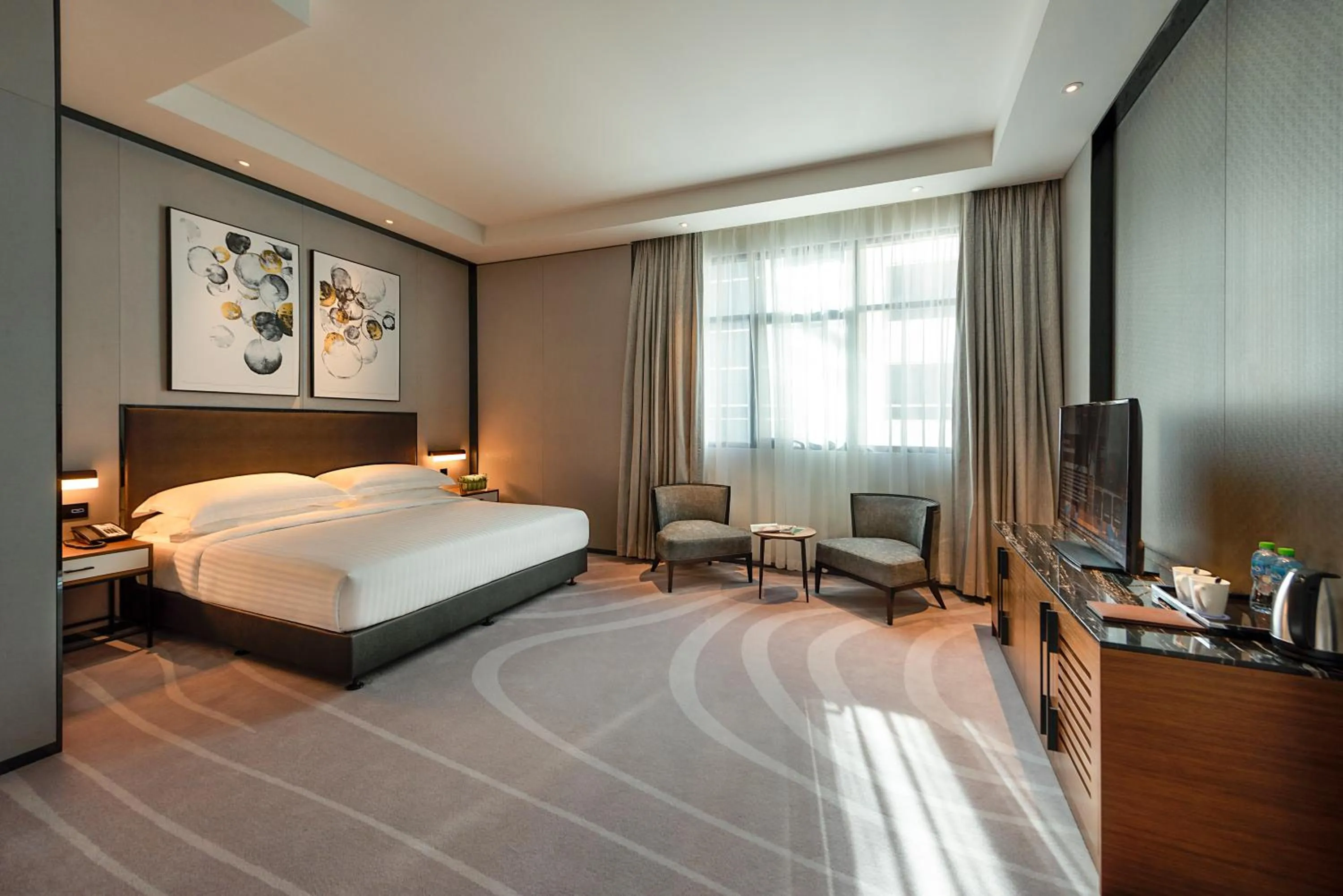 Communal lounge/ TV room, Bed in Asiana Grand Hotel