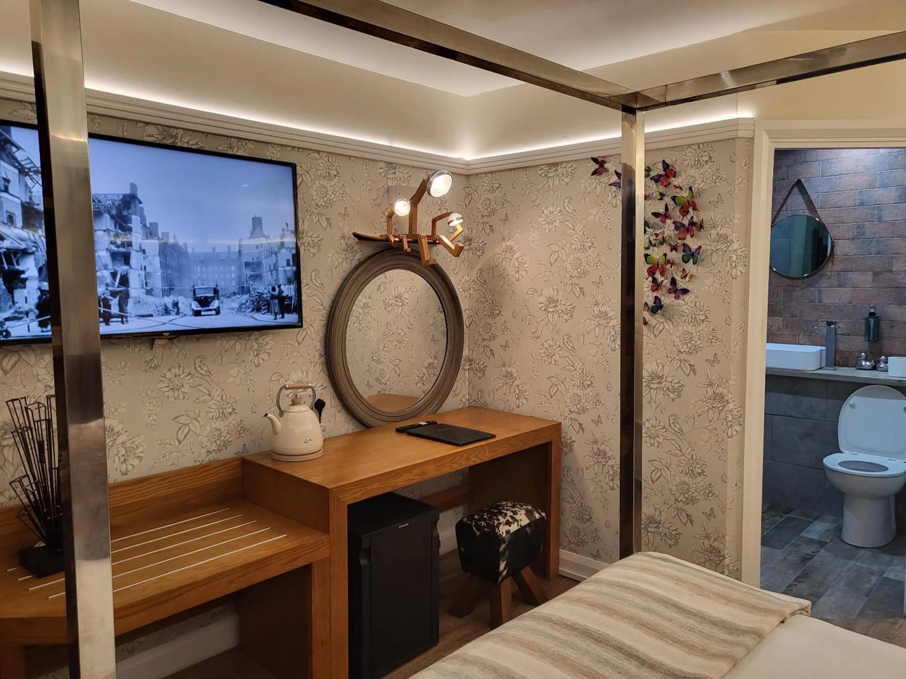 Bedroom in Three Horseshoes, Bubbenhall