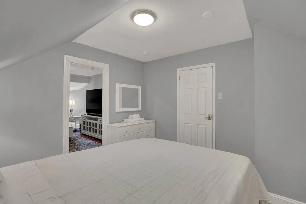 Bed in Suites on Seneca - Gorgeous One Bedroom Apartment