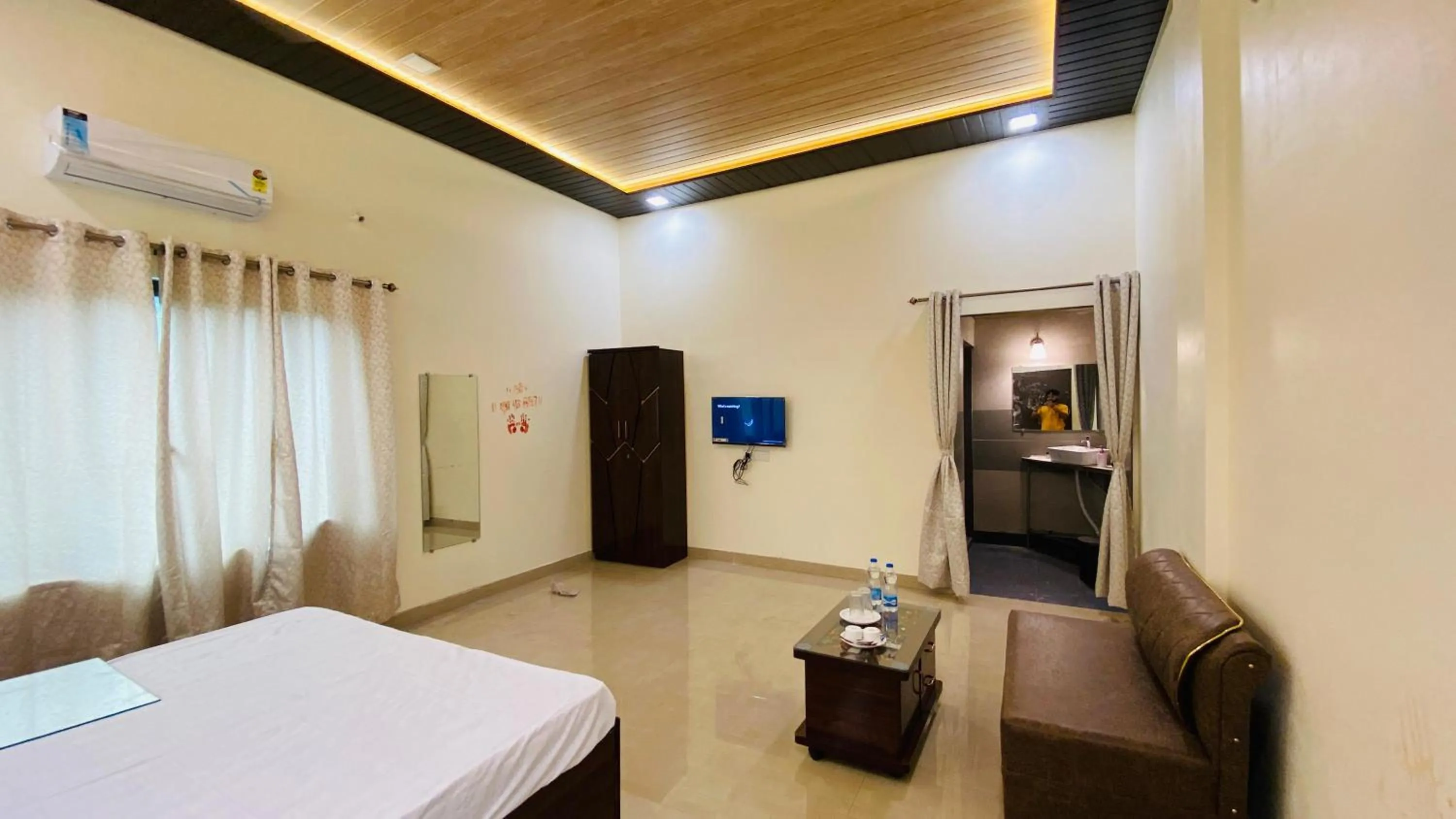 Living room, Bed in Ashoka Lawns and Resort