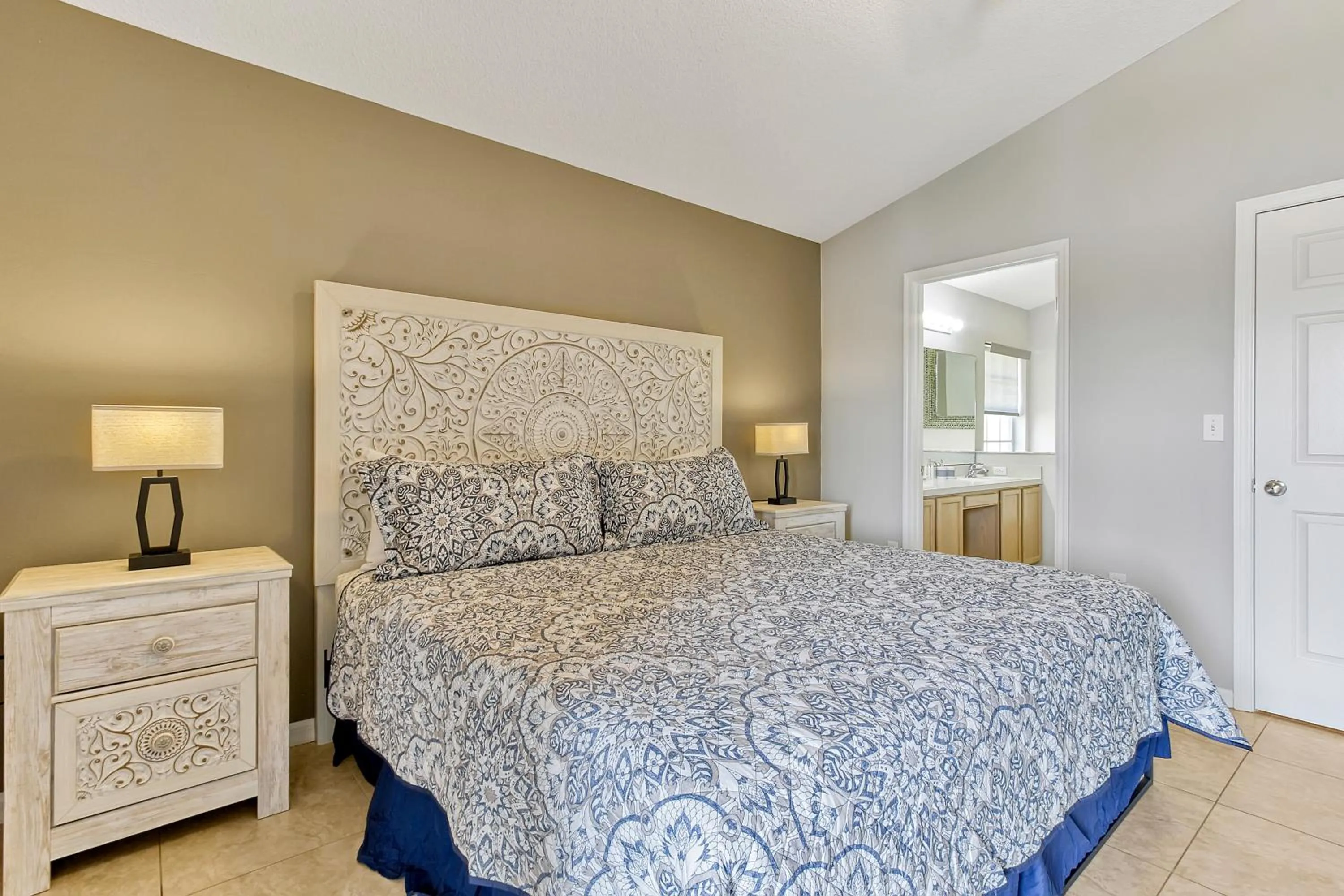 Bed in Star Lake Oasis - 4 bed family pool home