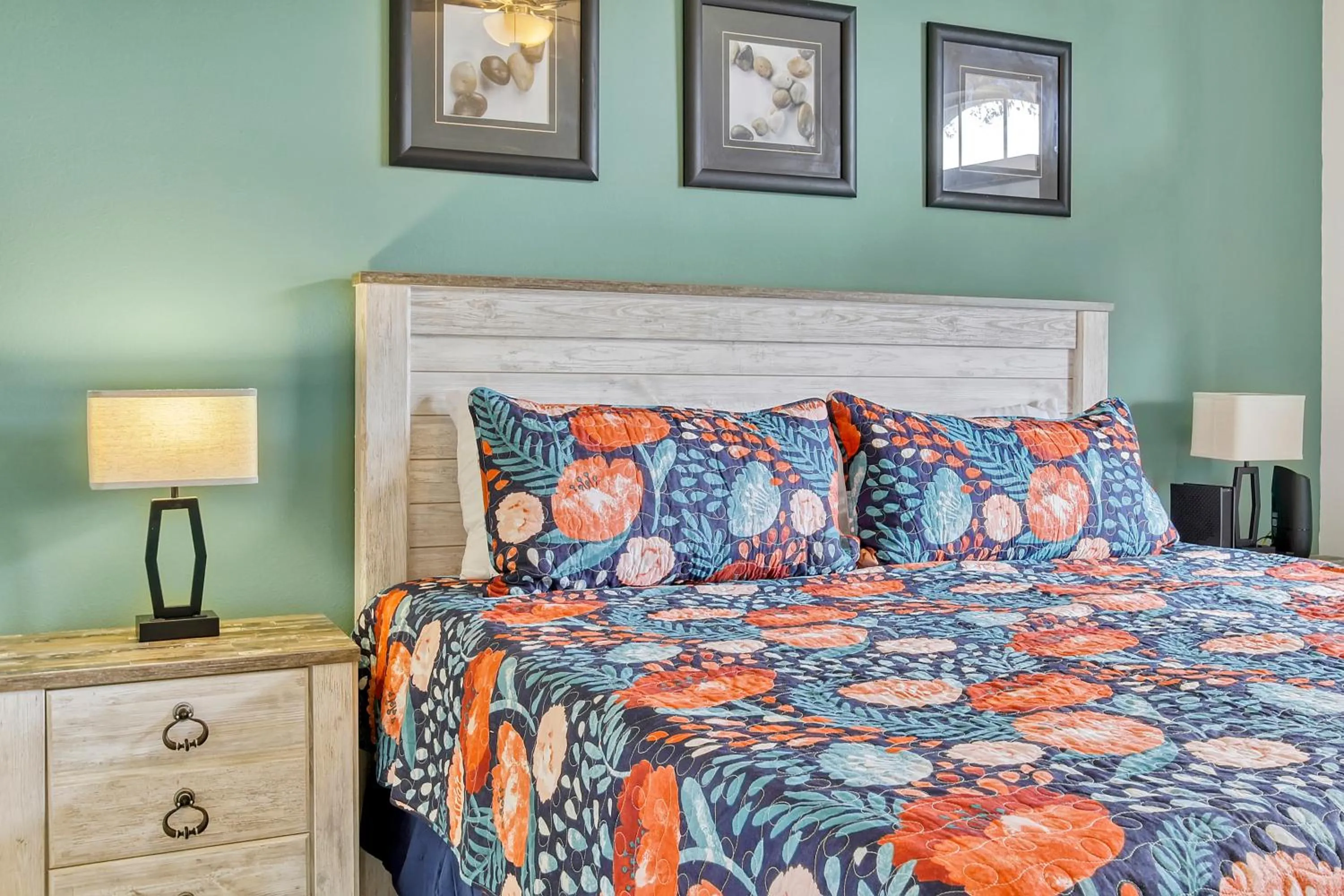 Bed in Star Lake Oasis - 4 bed family pool home