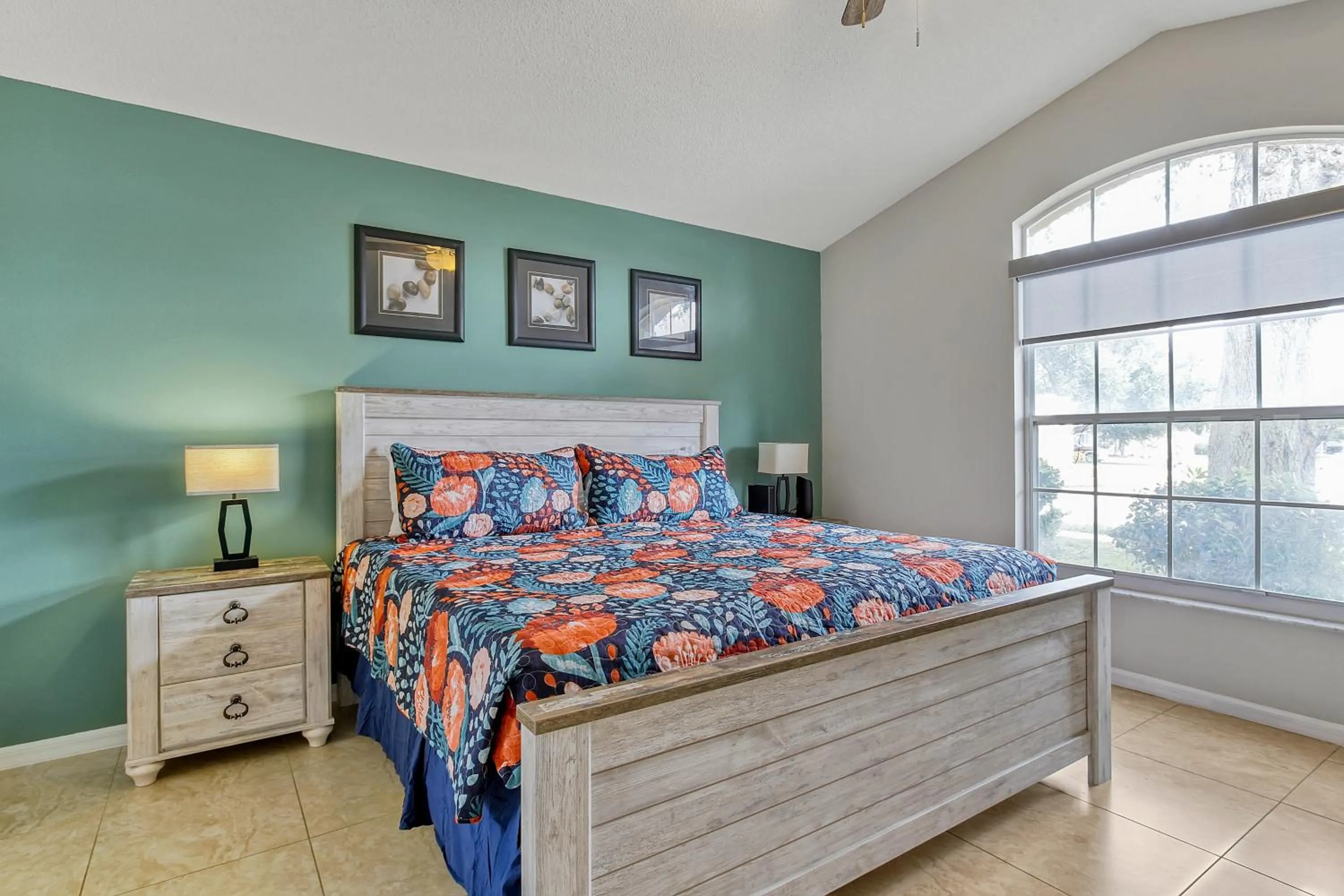 Bed in Star Lake Oasis - 4 bed family pool home