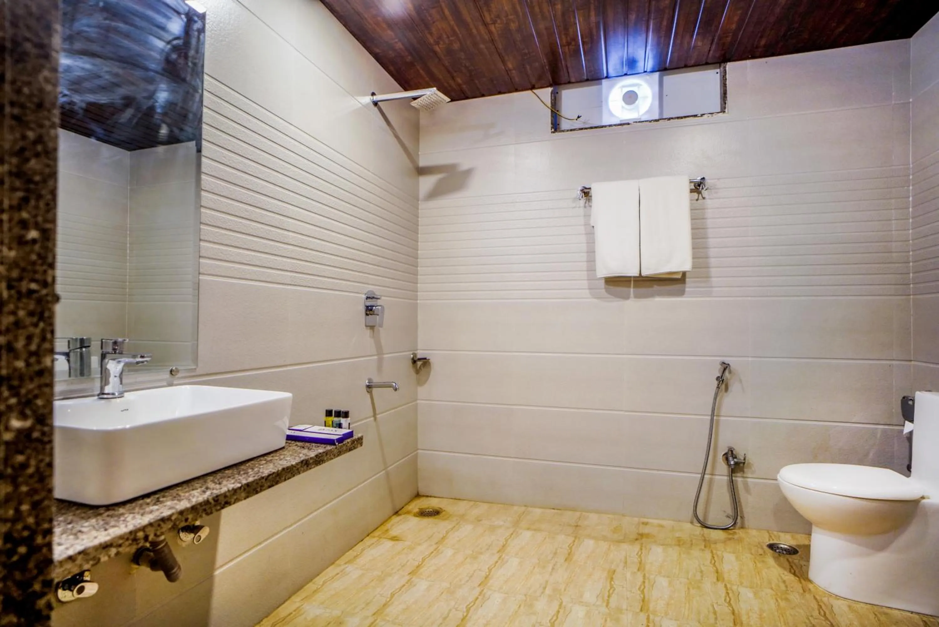 Bathroom in Pax Hotel Grand Blue 3 min walk from Udaipur city Railway Station