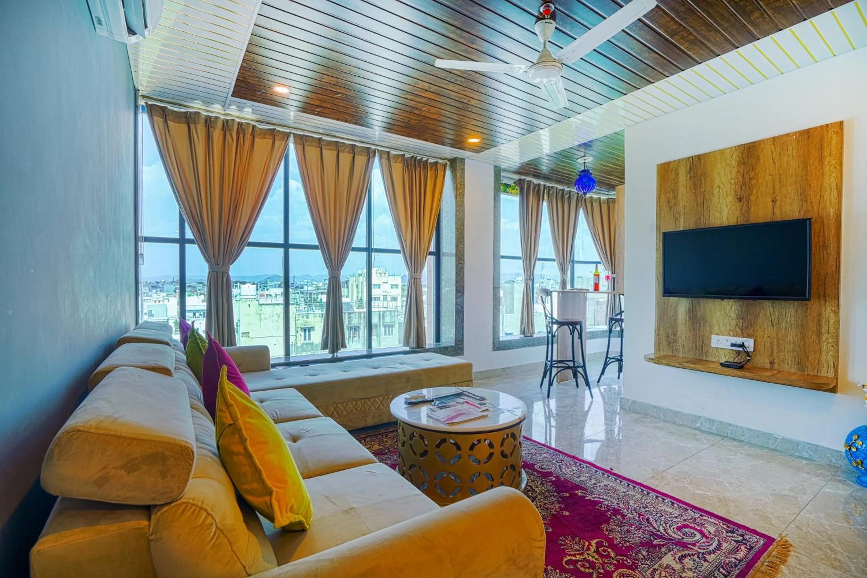 Living room in Pax Hotel Grand Blue 3 min walk from Udaipur city Railway Station