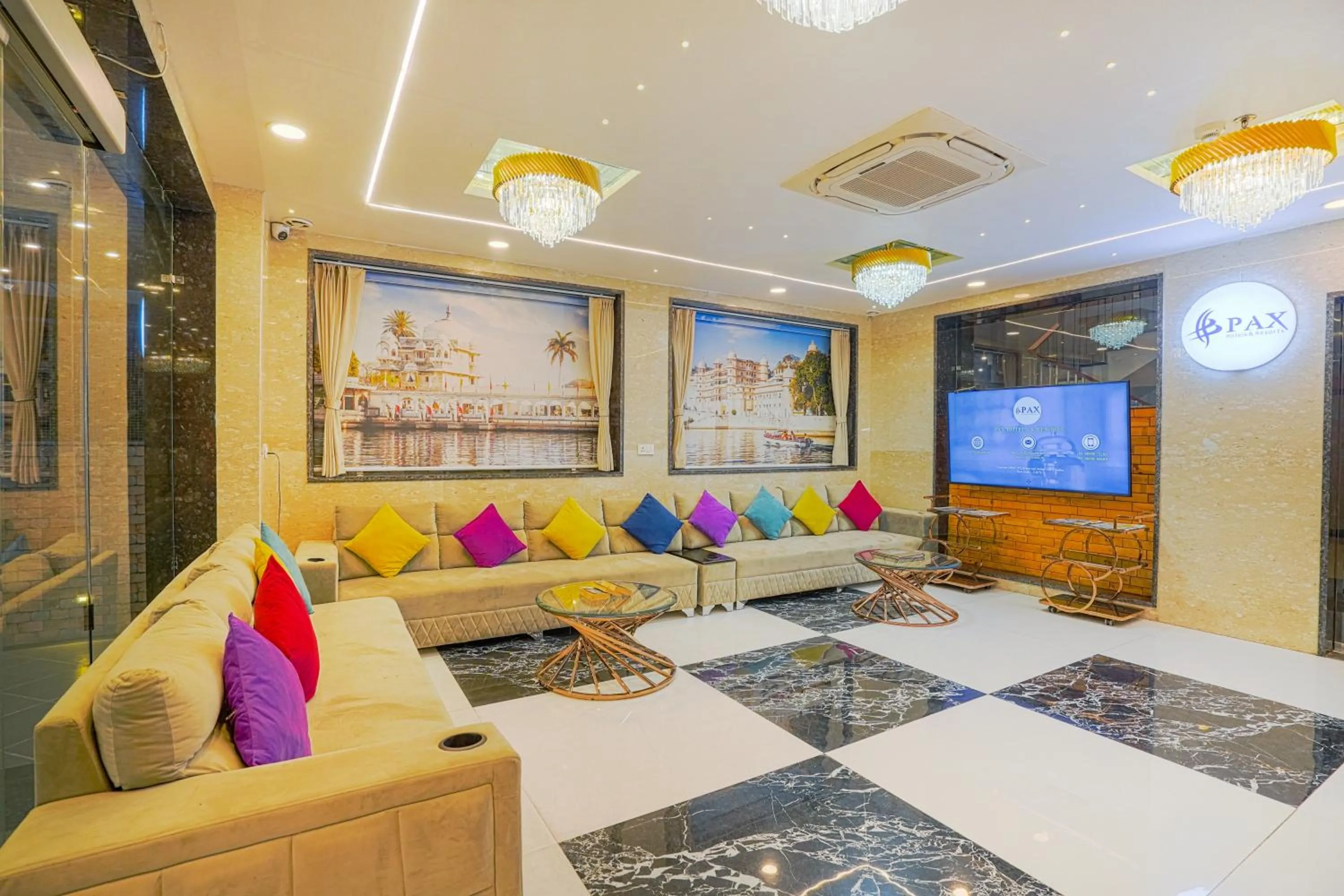 Communal lounge/ TV room in Pax Hotel Grand Blue 3 min walk from Udaipur city Railway Station