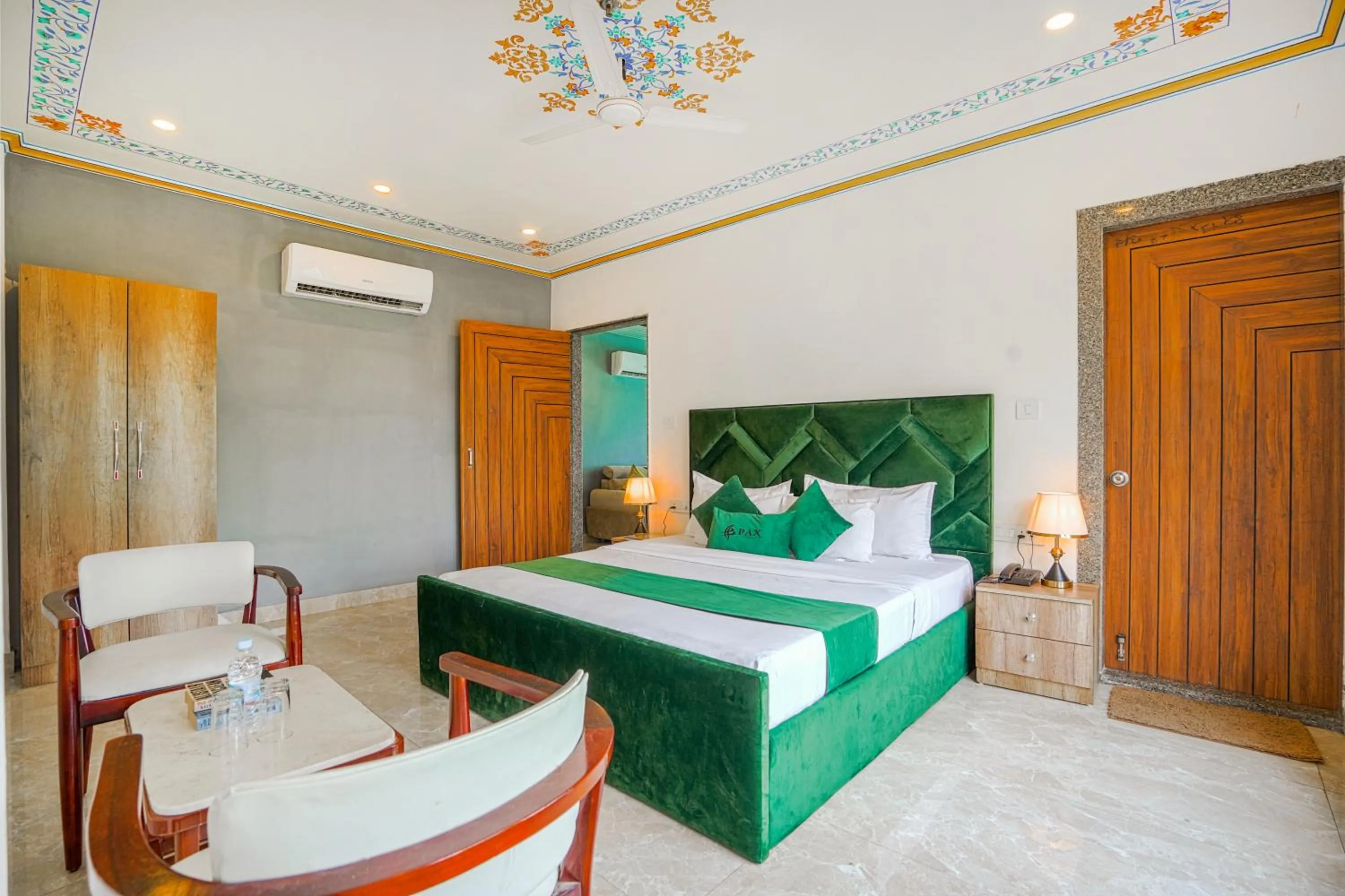 Bed in Pax Hotel Grand Blue 3 min walk from Udaipur city Railway Station
