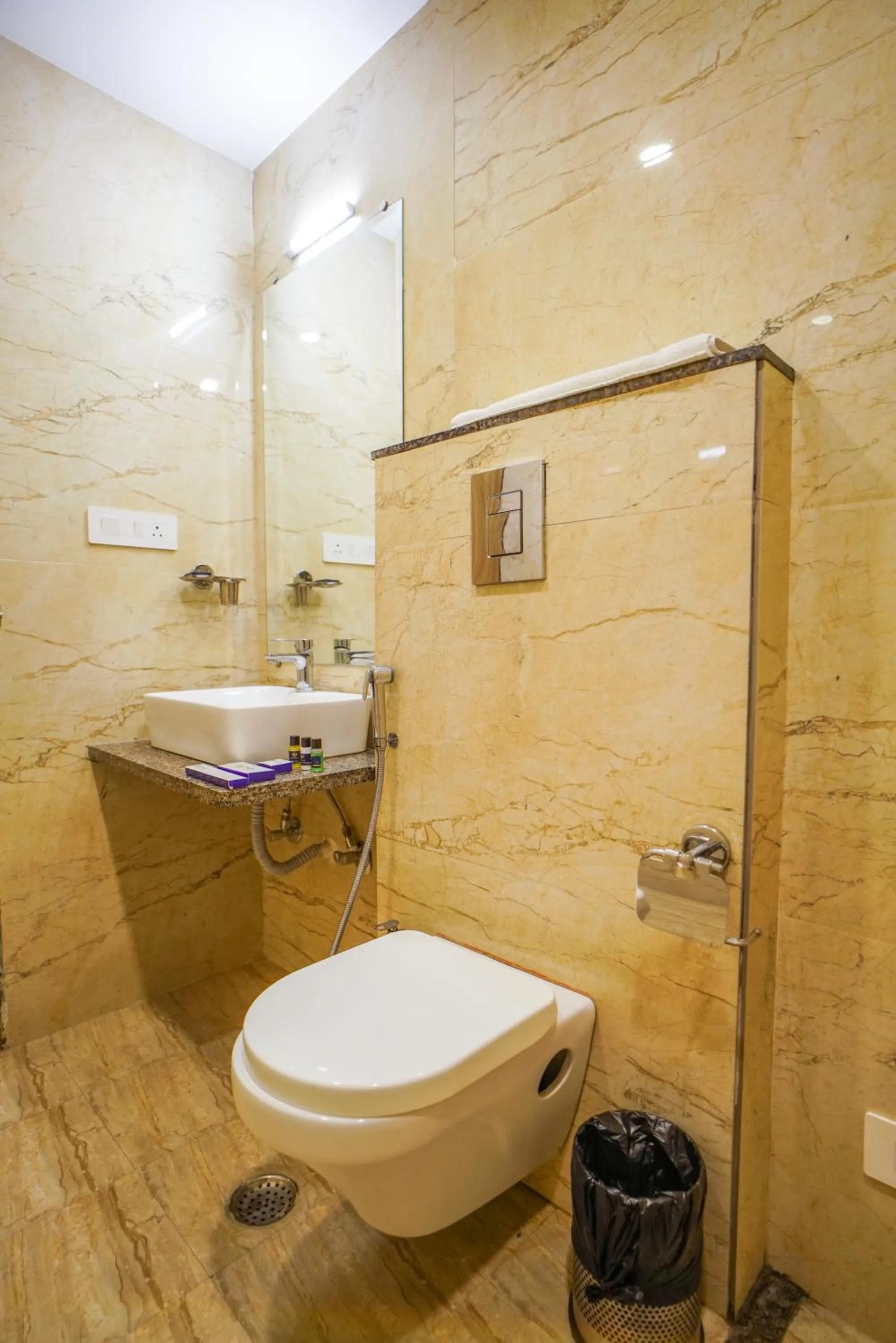 Bathroom in Pax Hotel Grand Blue 3 min walk from Udaipur city Railway Station