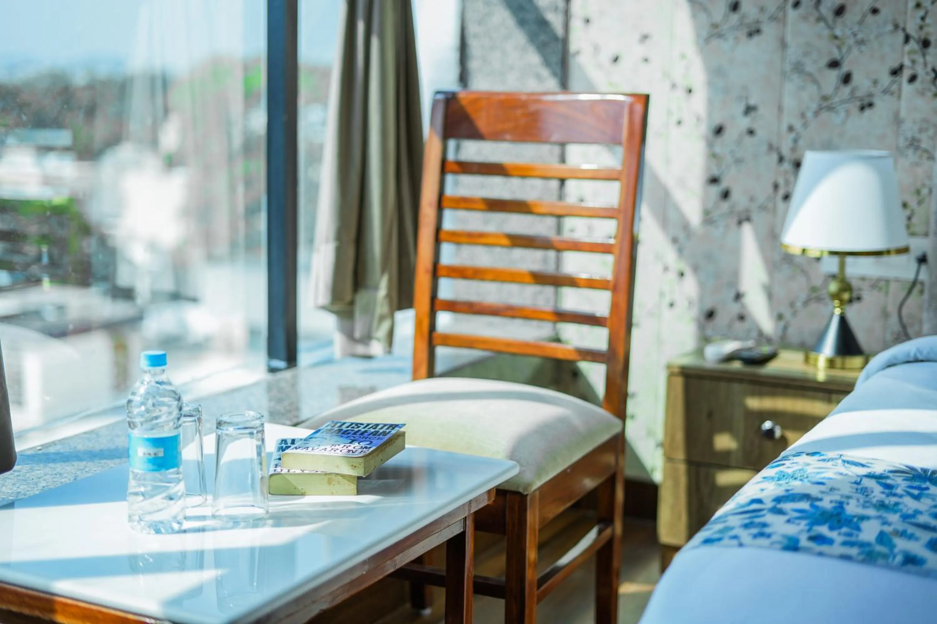 Bed in Pax Hotel Grand Blue 3 min walk from Udaipur city Railway Station