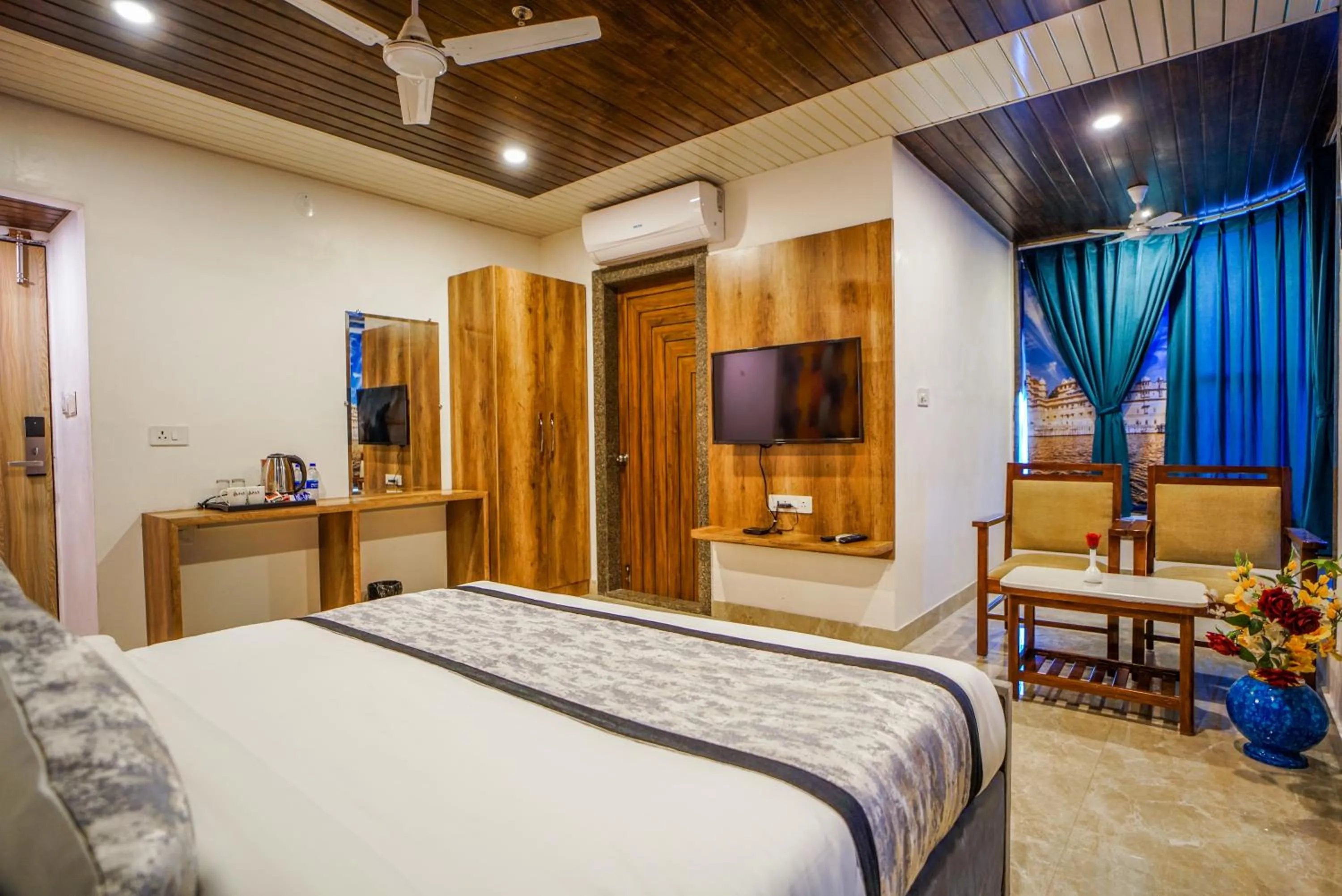 Business facilities, Bed in Pax Hotel Grand Blue 3 min walk from Udaipur city Railway Station