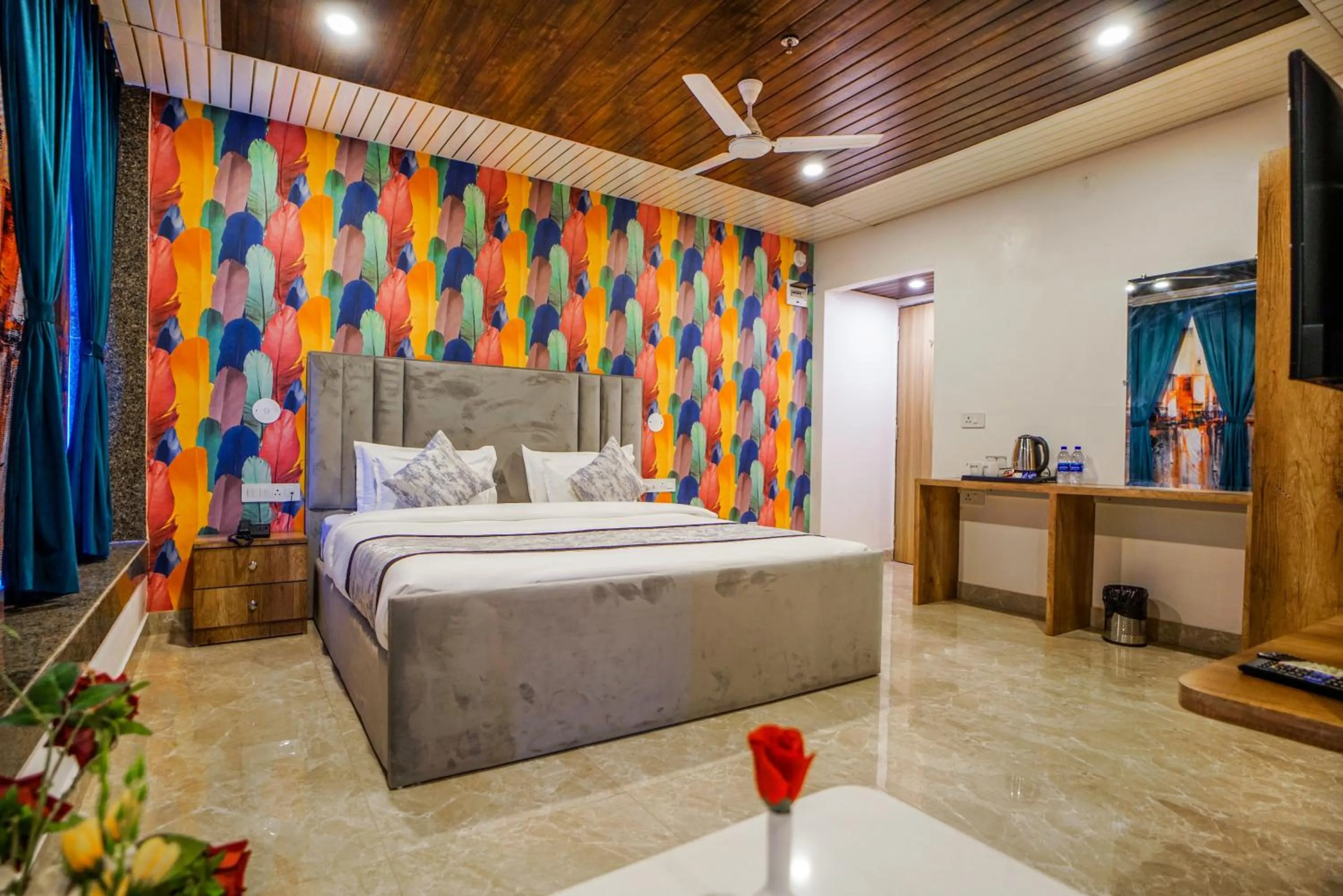 VIP, Bed in Pax Hotel Grand Blue 3 min walk from Udaipur city Railway Station