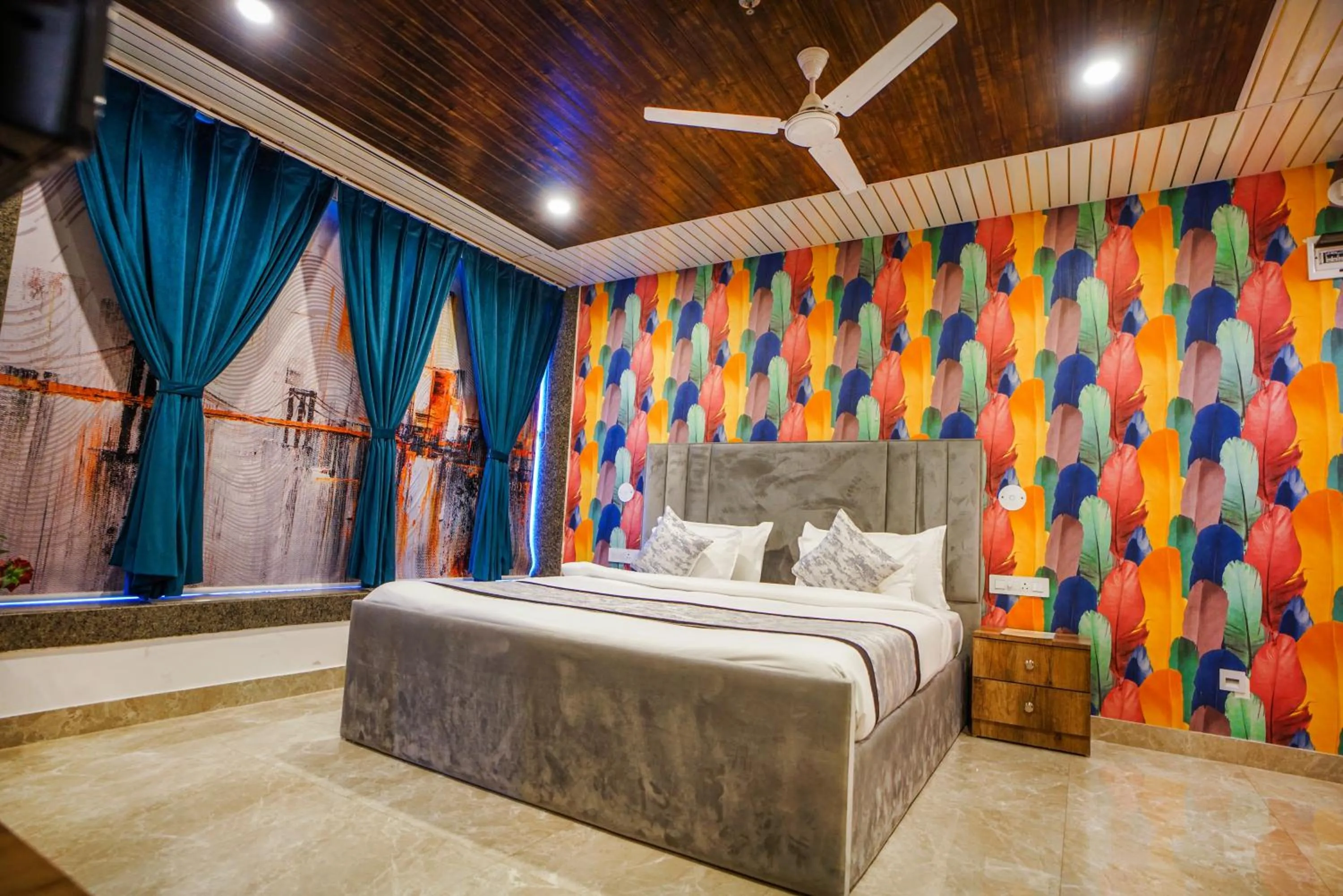 Guests, Bed in Pax Hotel Grand Blue 3 min walk from Udaipur city Railway Station