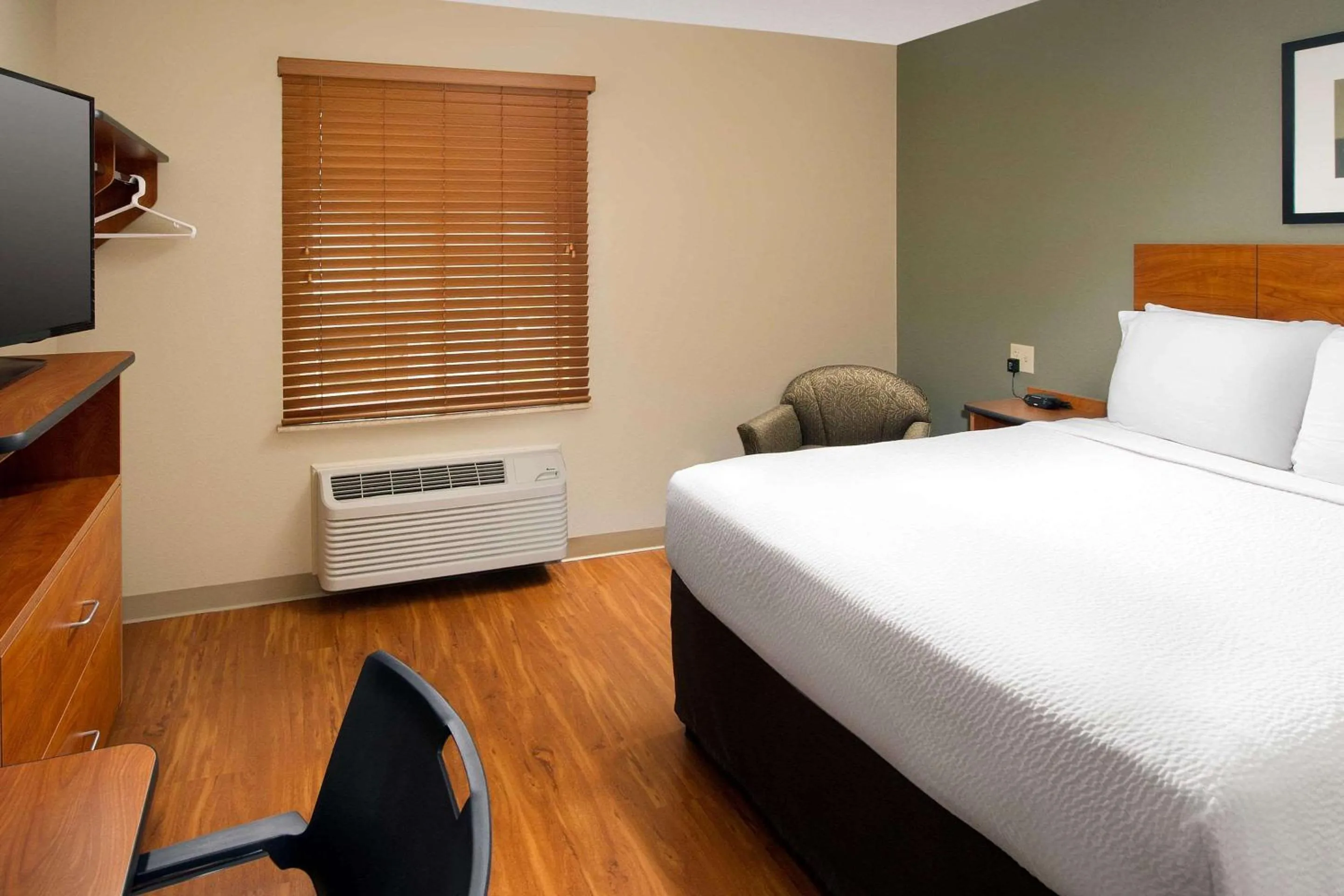 Bedroom, Bed in WoodSpring Suites Chicago Romeoville