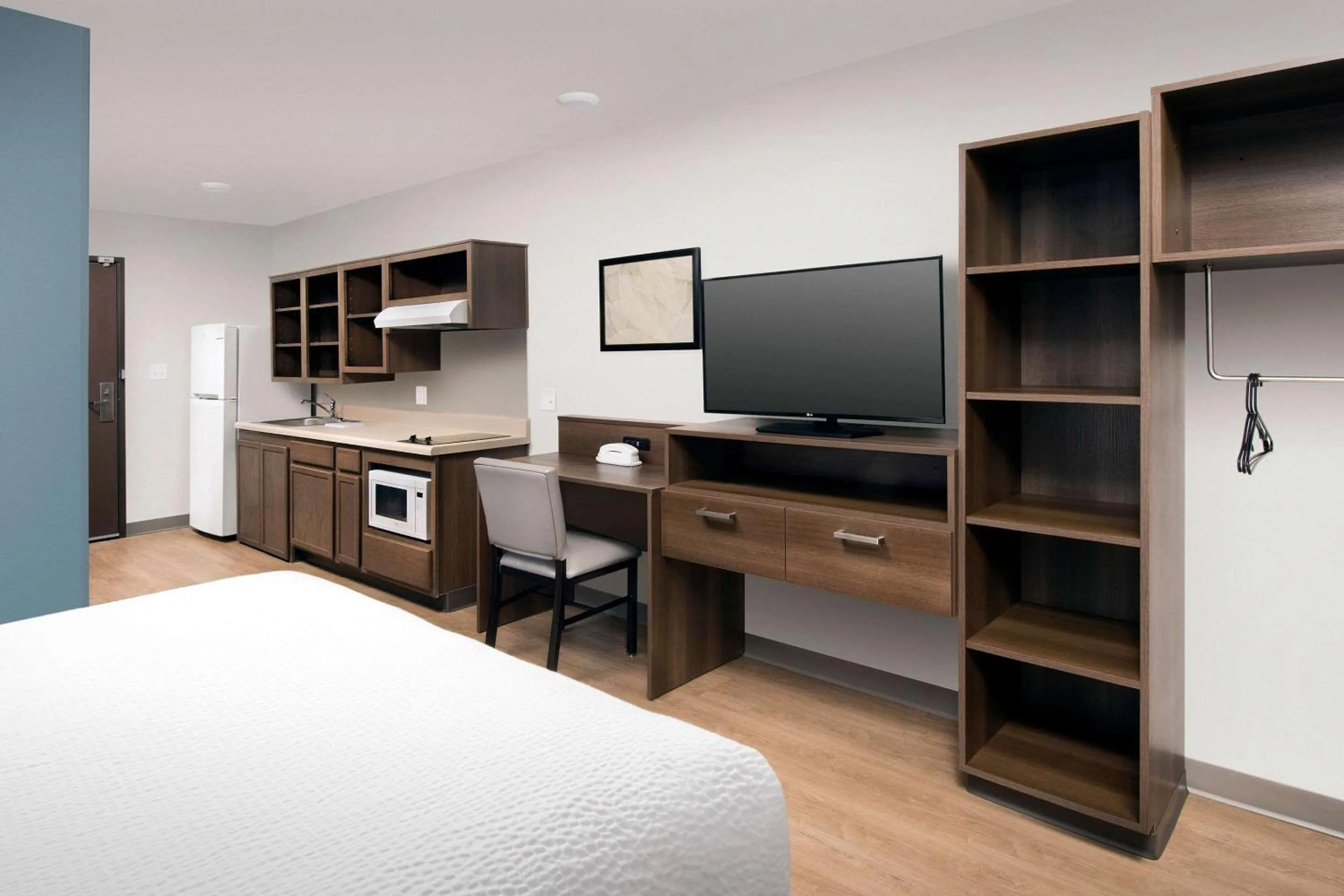 Bedroom, Bed in WoodSpring Suites Chicago Tinley Park