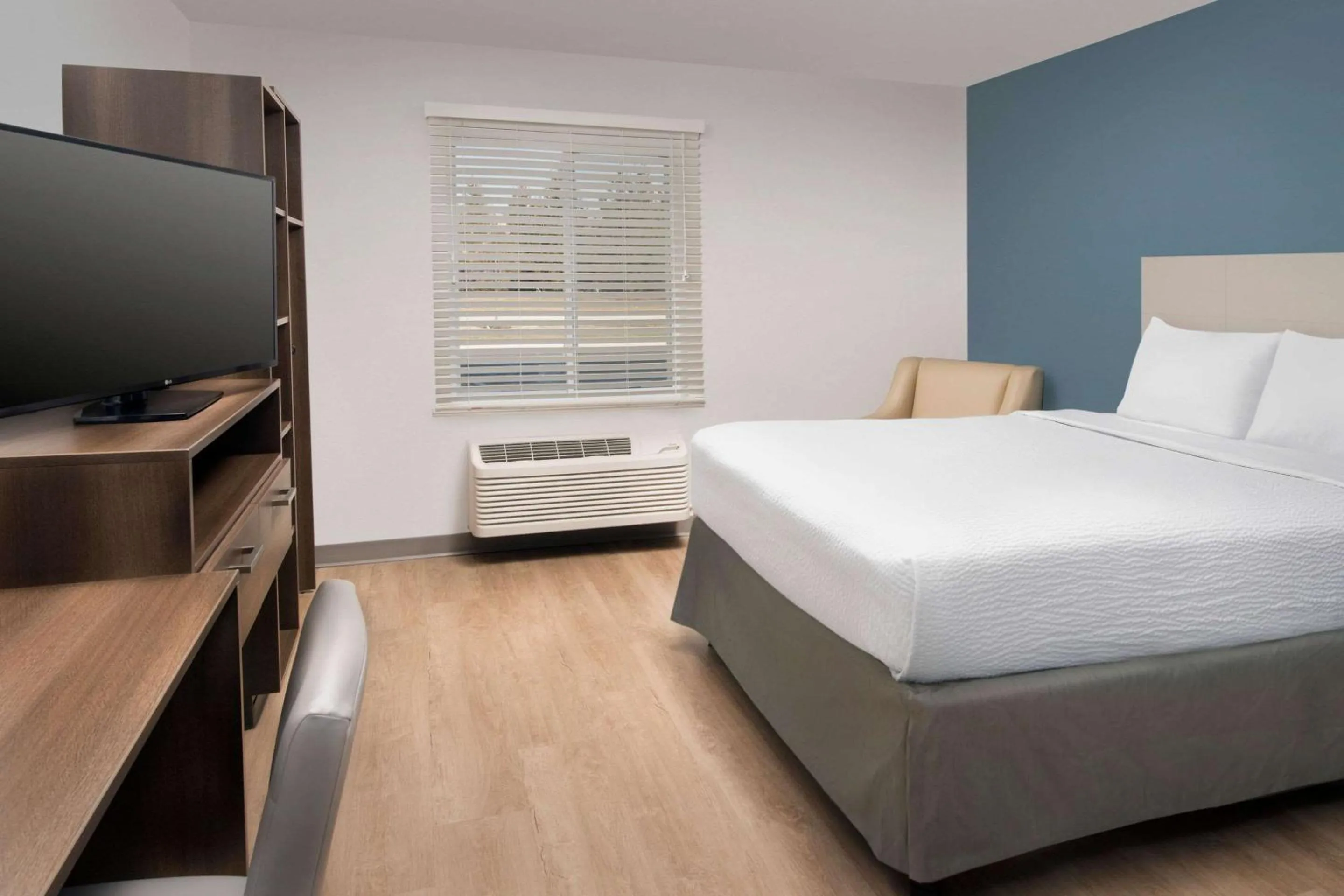 Bedroom, Bed in WoodSpring Suites Chicago Tinley Park