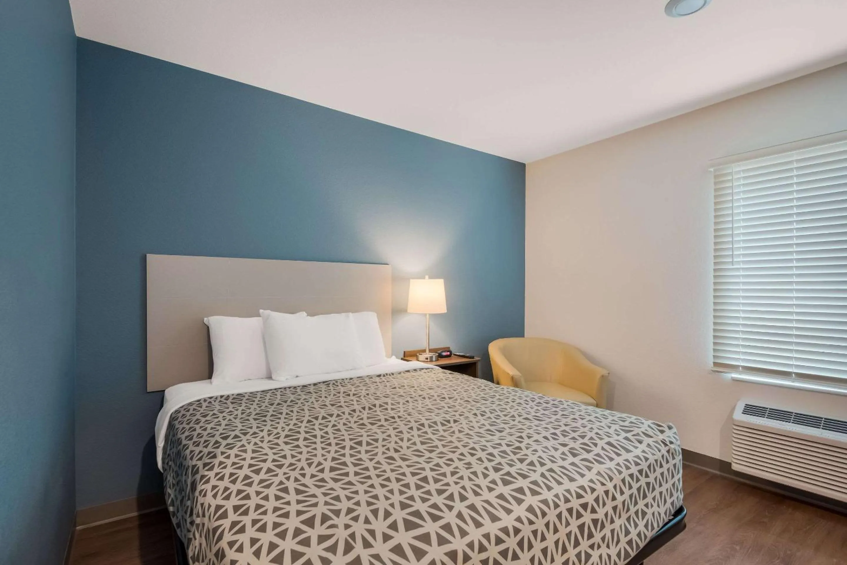 Bedroom, Bed in WoodSpring Suites Bellflower - Los Angeles