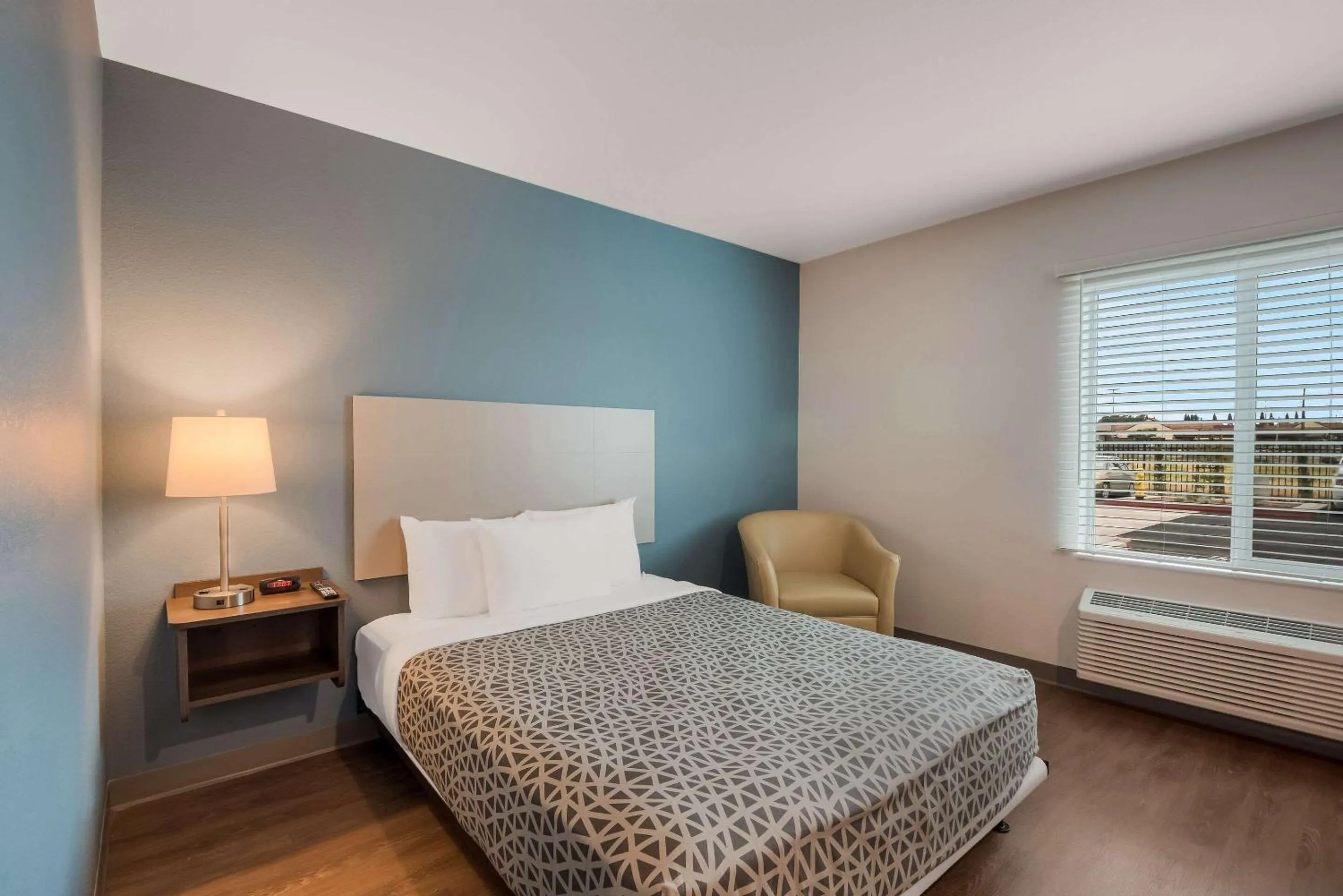 Bedroom, Bed in WoodSpring Suites Bellflower - Los Angeles
