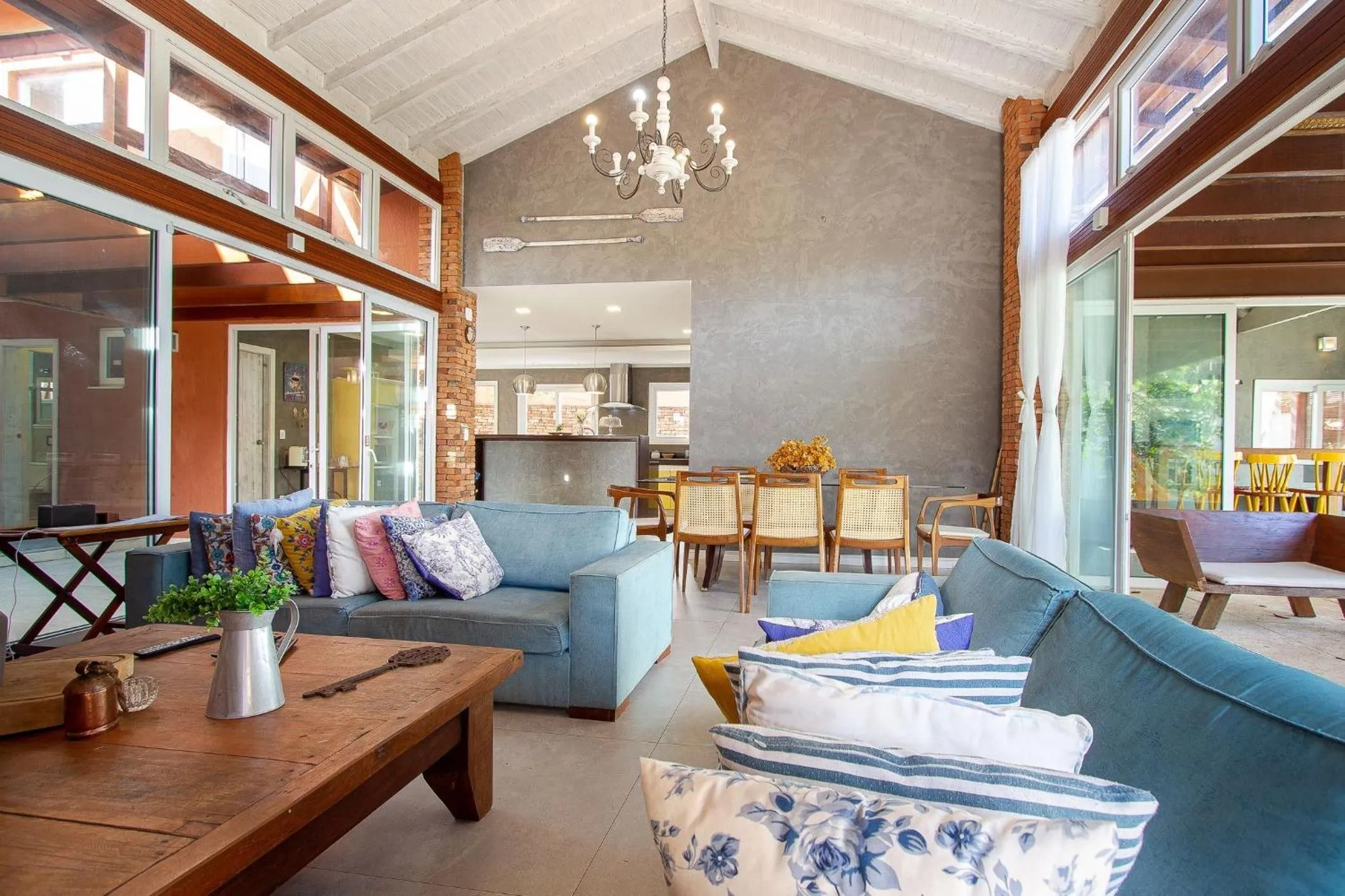 Communal lounge/ TV room in Búzios praia de Geribá, piscina e churrasqueira