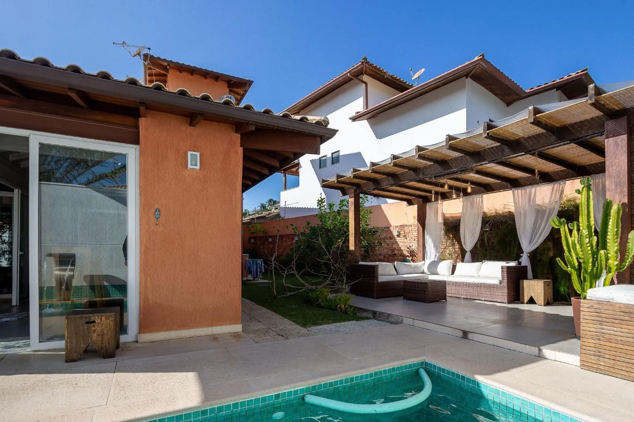 Garden in Búzios praia de Geribá, piscina e churrasqueira