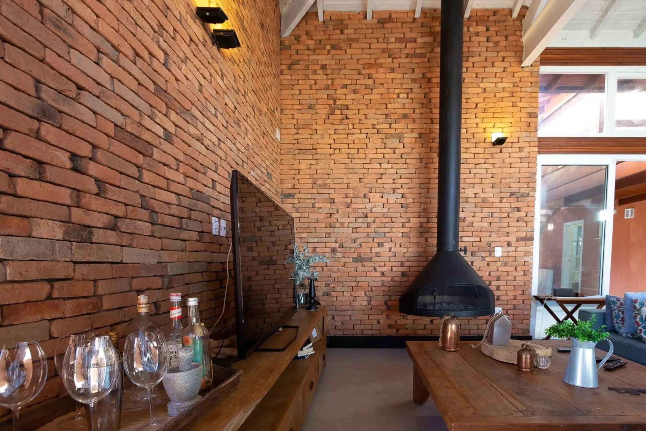 Communal lounge/ TV room in Búzios praia de Geribá, piscina e churrasqueira
