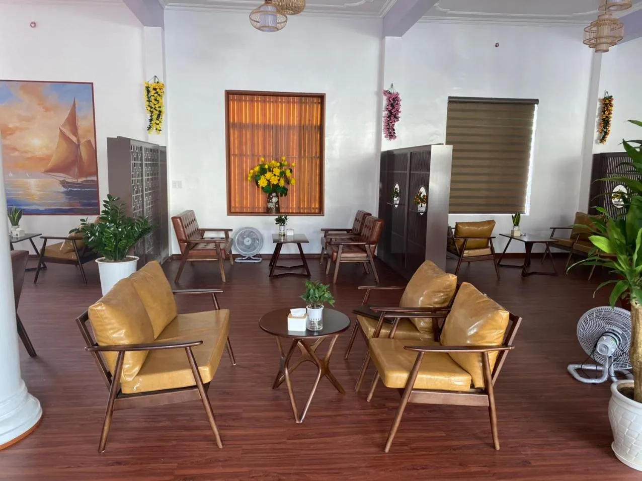 Lounge or bar in PHÚ QUÝ HOTEL near ĐÔNG KINH MARKET