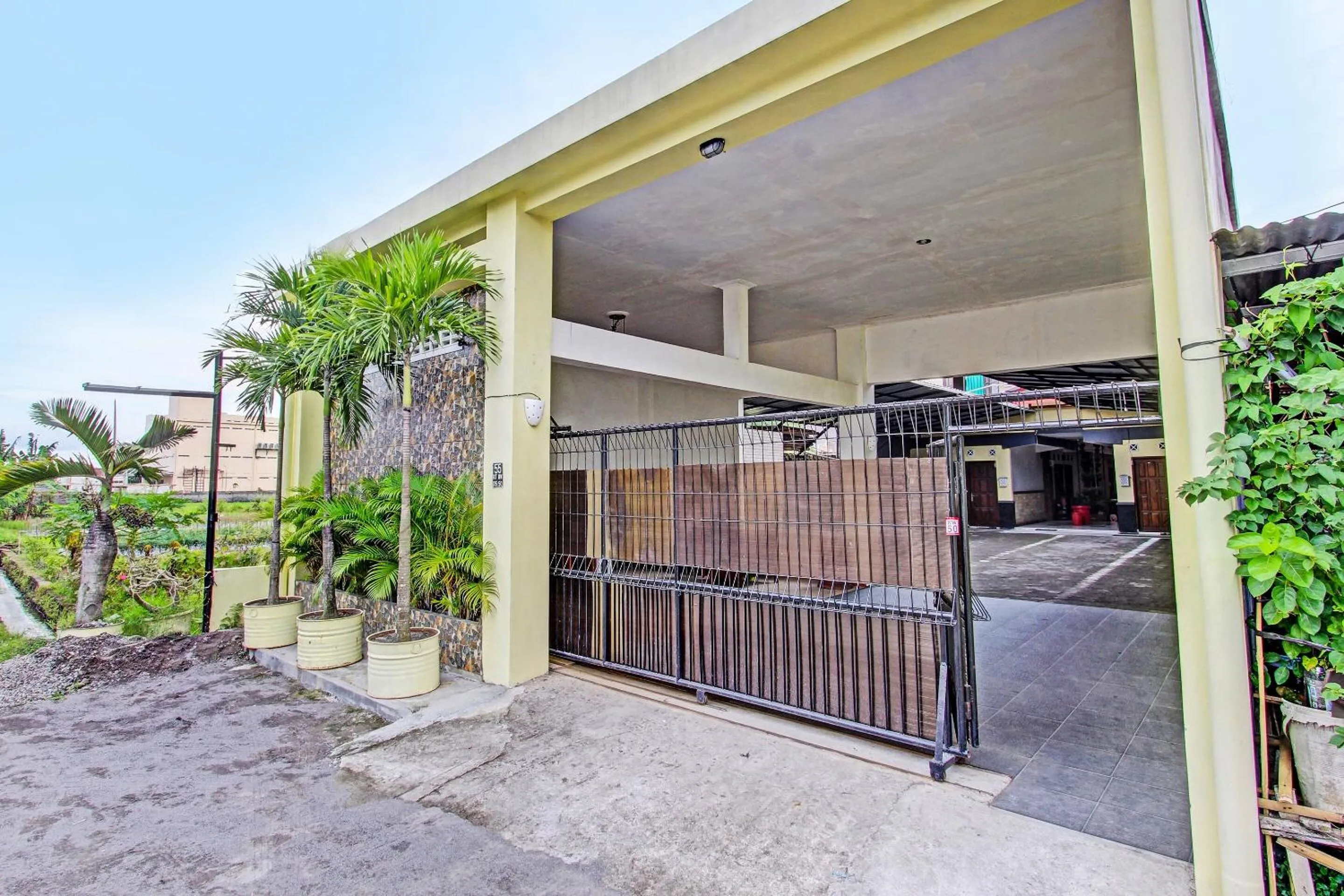 Facade/entrance in OYO 91920 Pondok'ku Inn