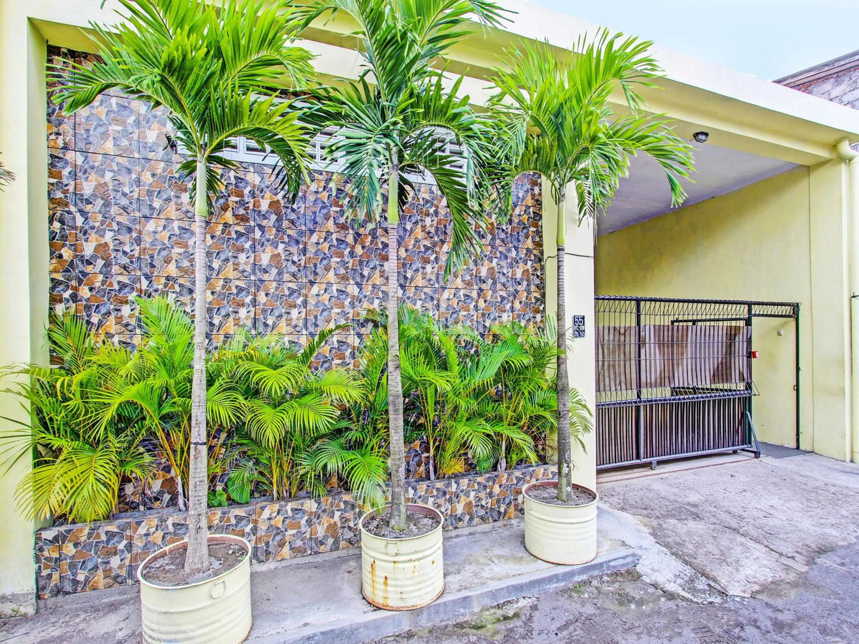 Facade/entrance in OYO 91920 Pondok'ku Inn