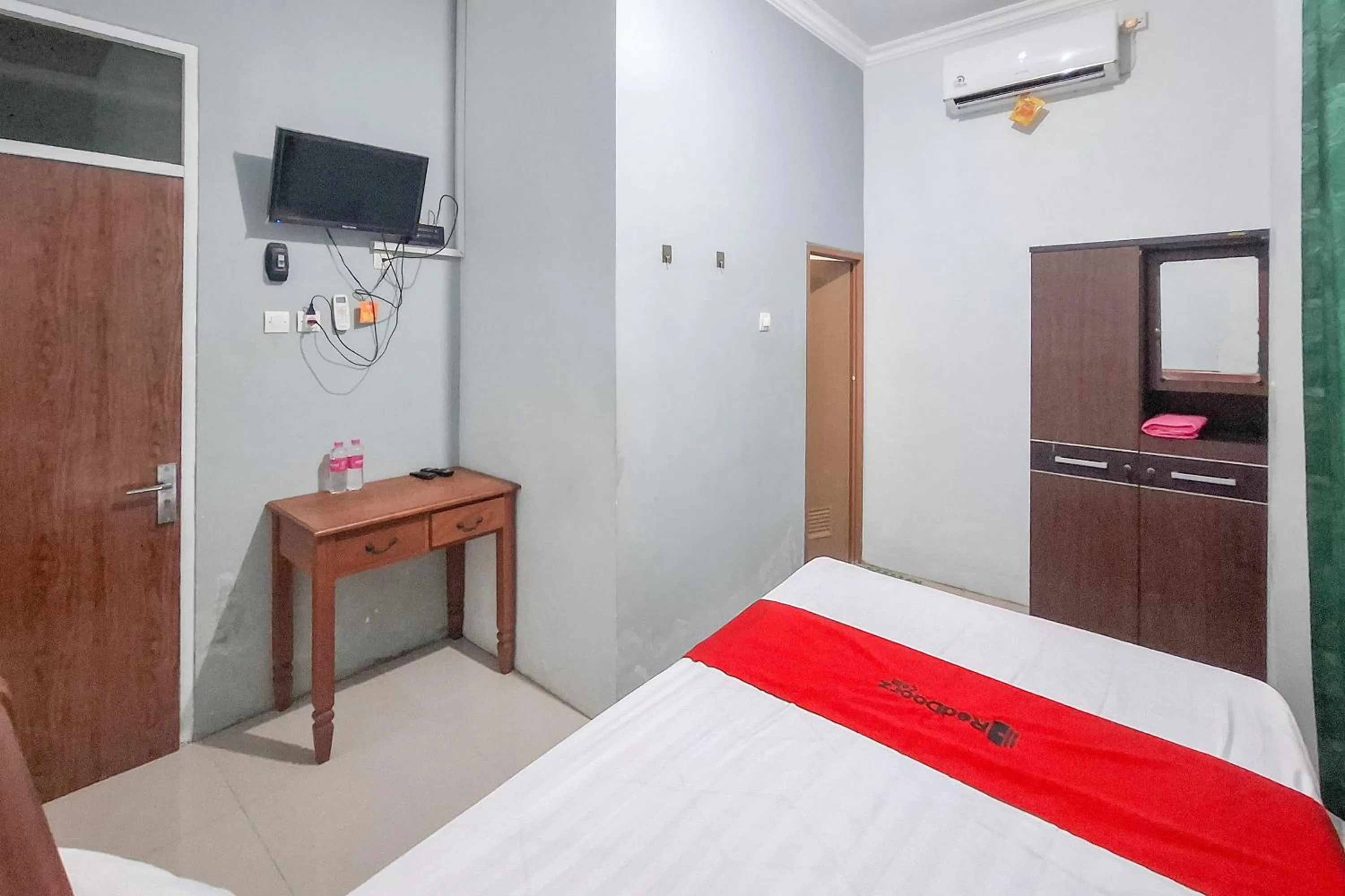 Bedroom, Bed in RedDoorz Syariah at Fariza Guesthouse Kendal