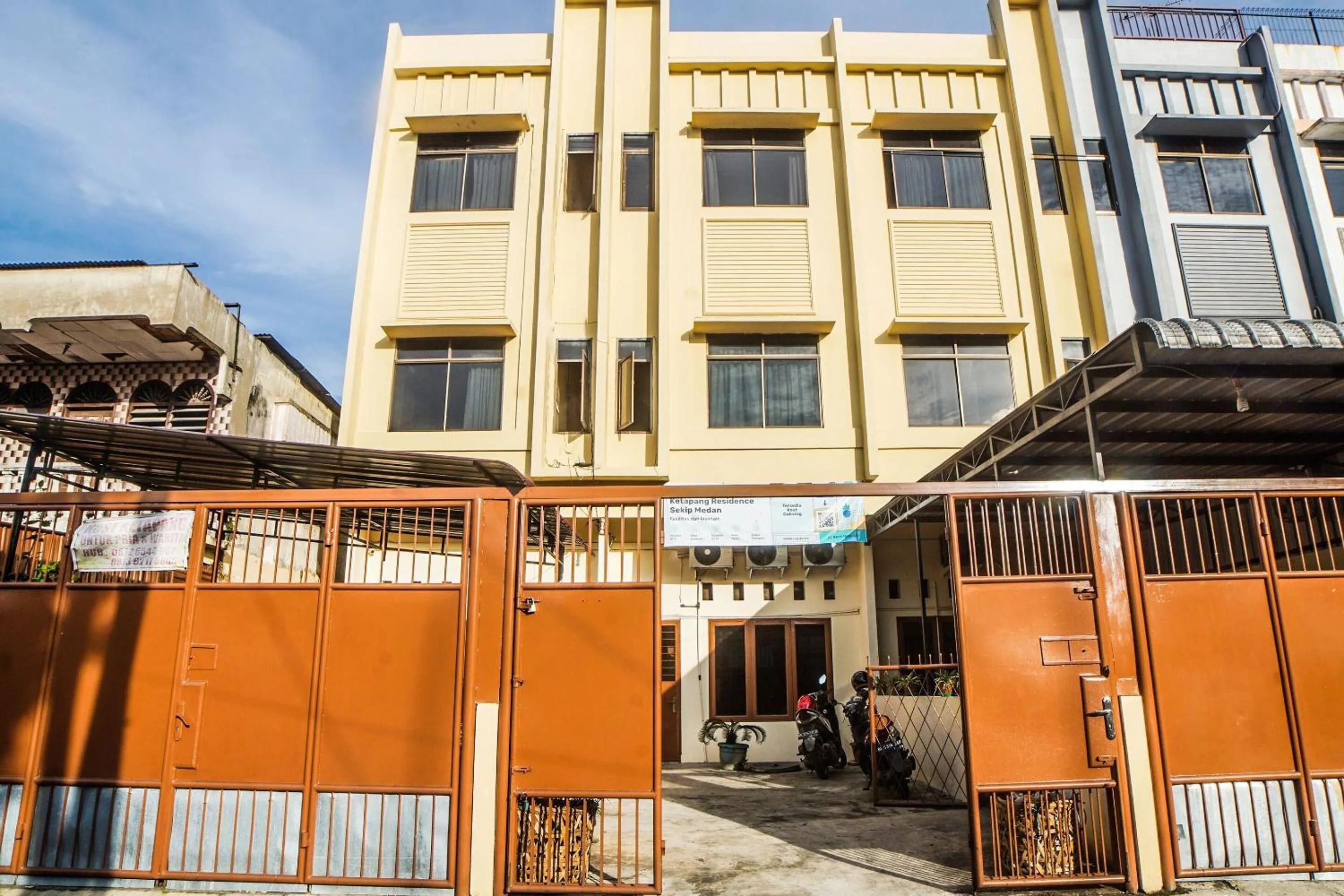 Facade/entrance in Hotel O Kost Ketapang Syariah