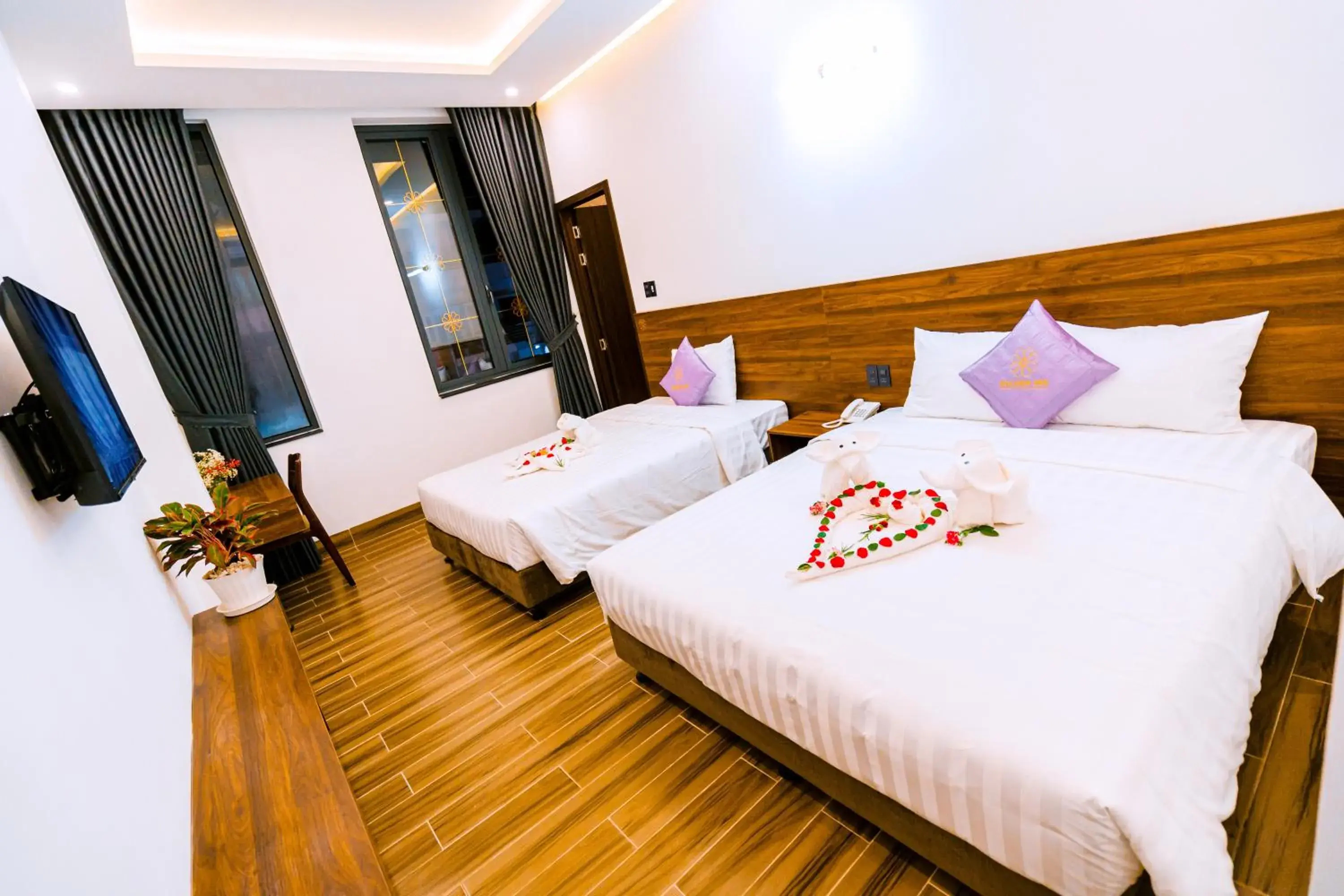 Triple Room with City View in Hue Golden Inn Hotel Triple Room with City View in Hue Golden Inn Hotel