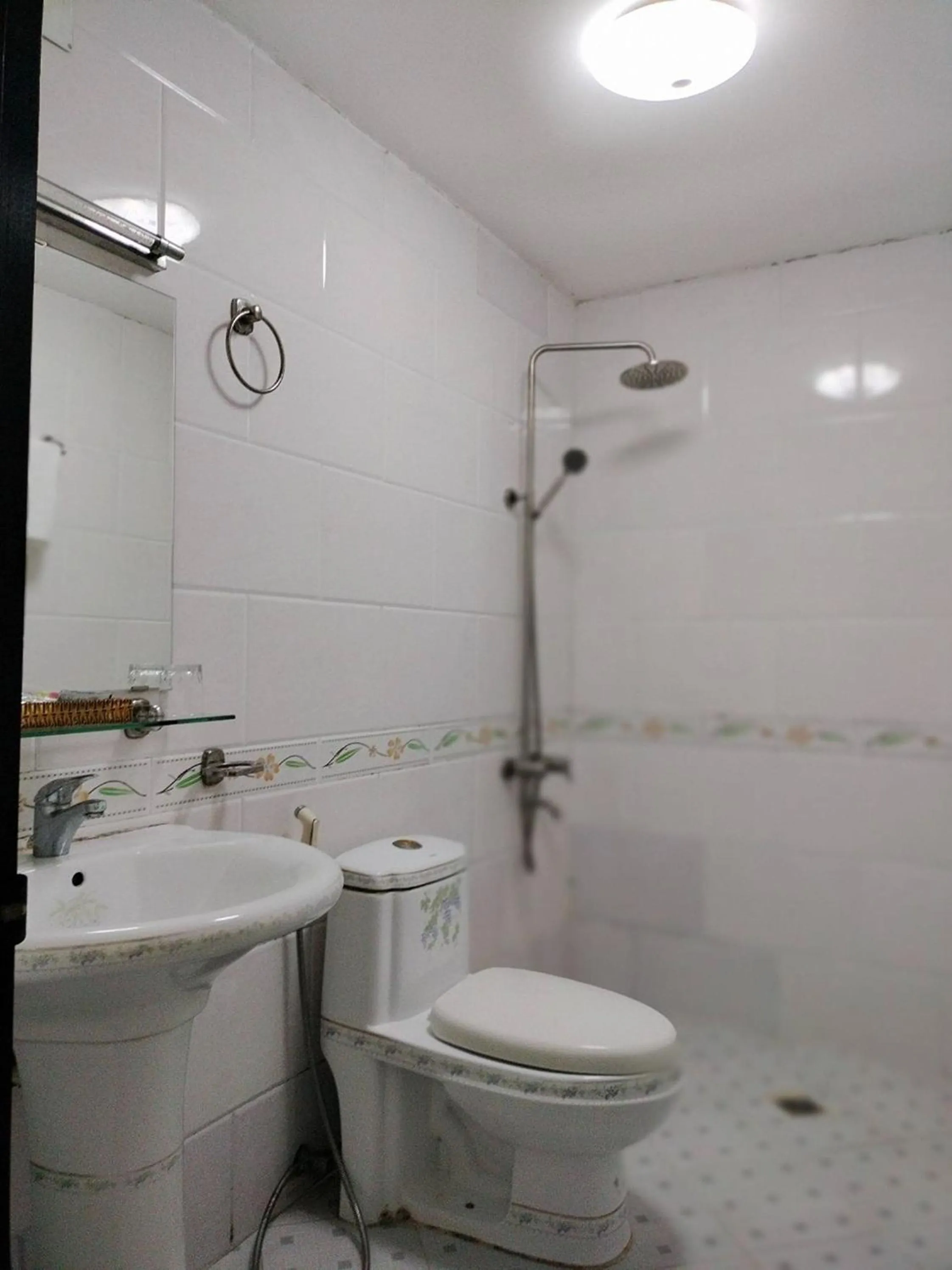 Shower in Tam Tin Hotel