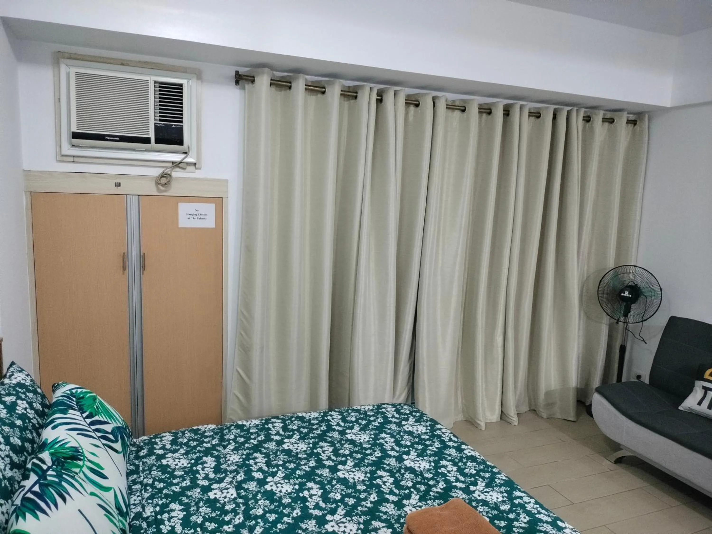 Bed in RQUI CONDOTEL INFRONT OF NAIA TERMINAL 3