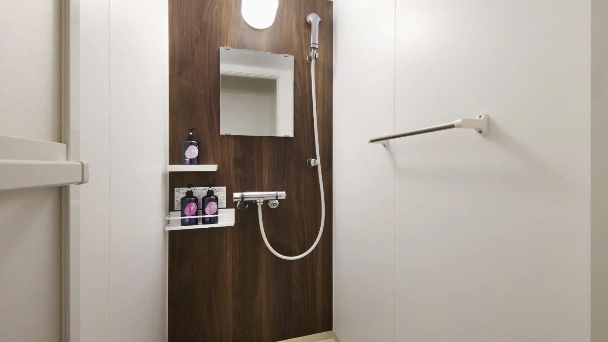 Shower in Minn Chitose