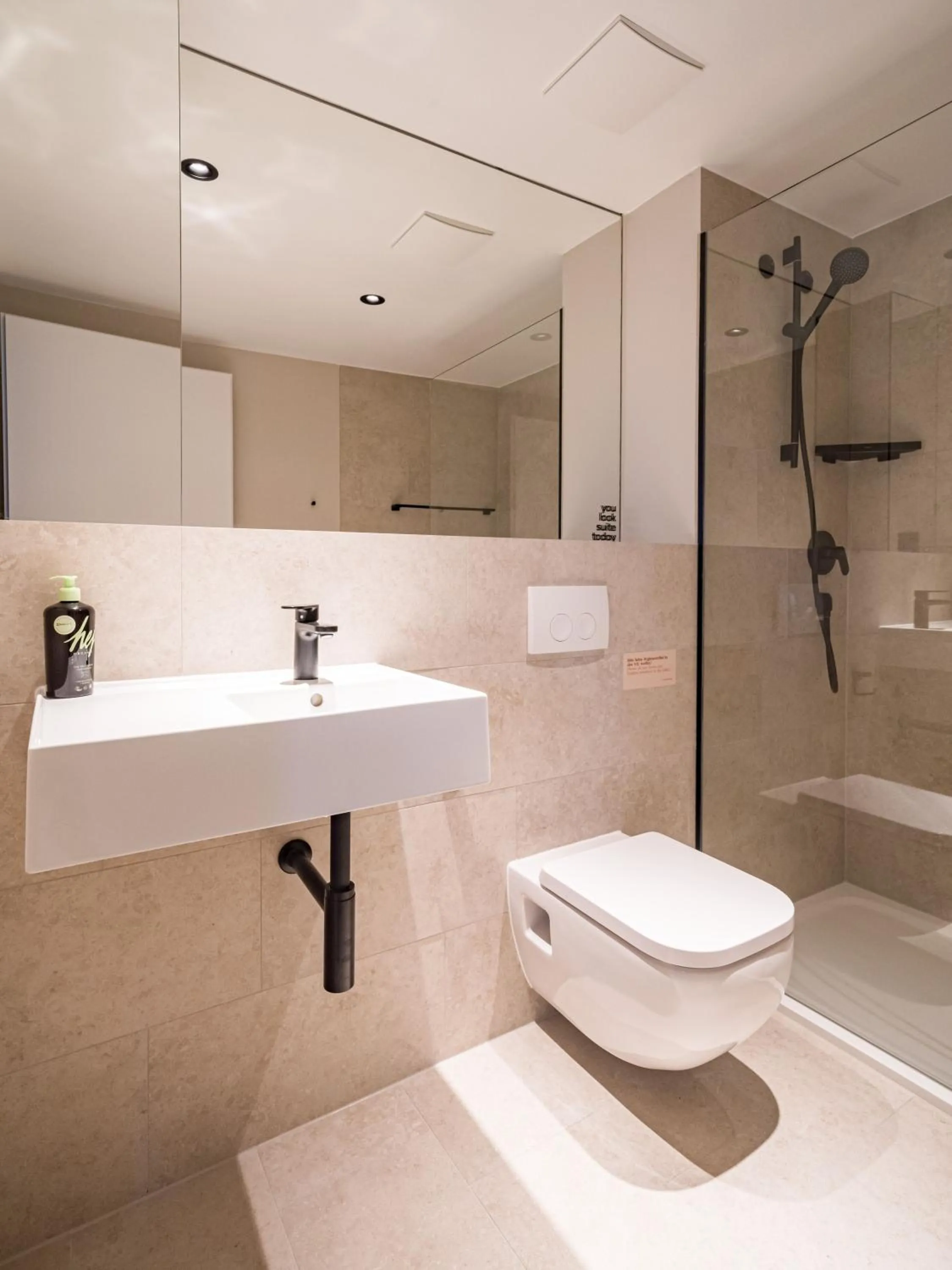 Shower in Limehome Saarbrücken Berliner Promenade