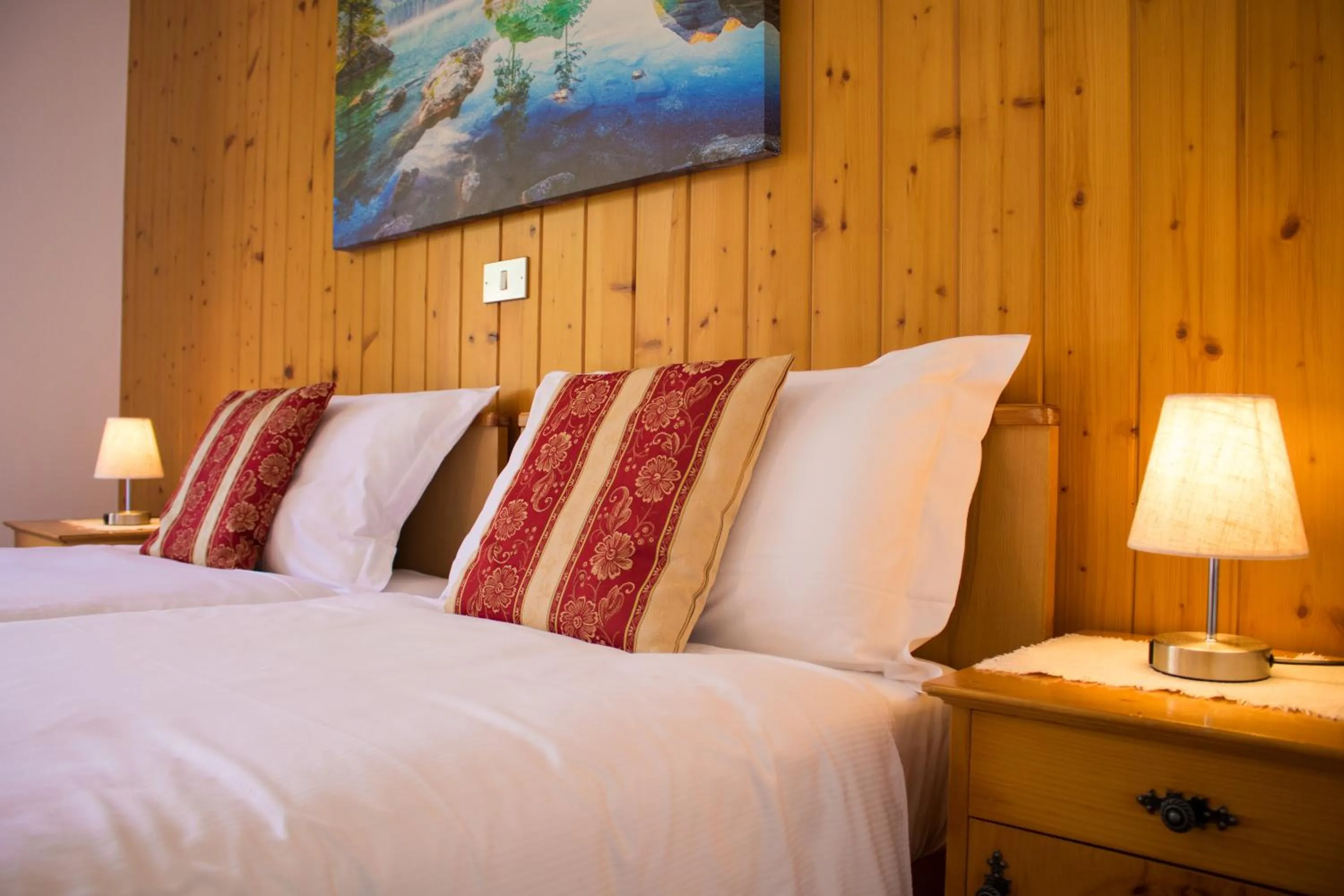 Bed in Hotel Garnì Rosengarten