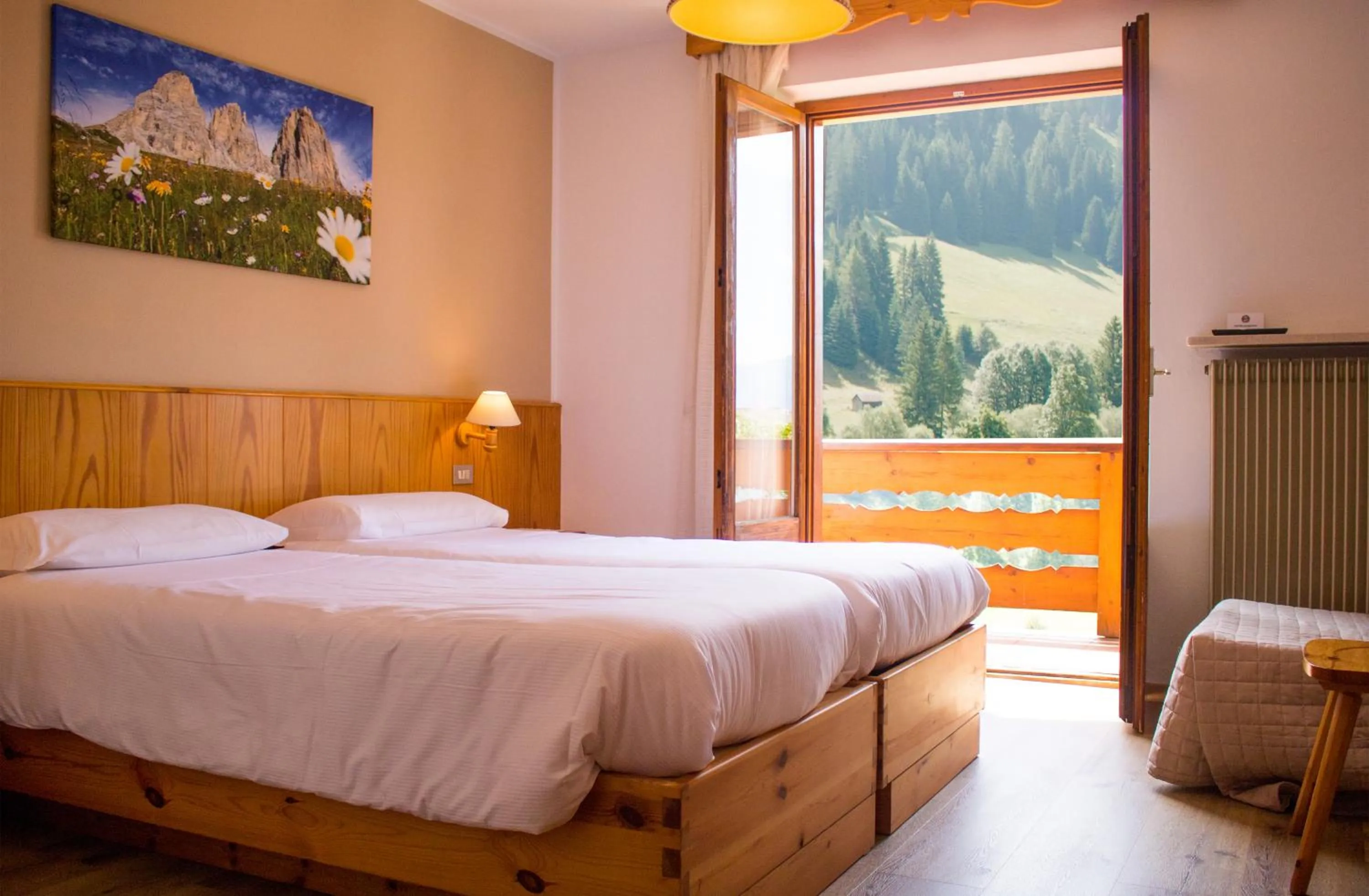 Photo of the whole room, Bed in Hotel Garnì Rosengarten