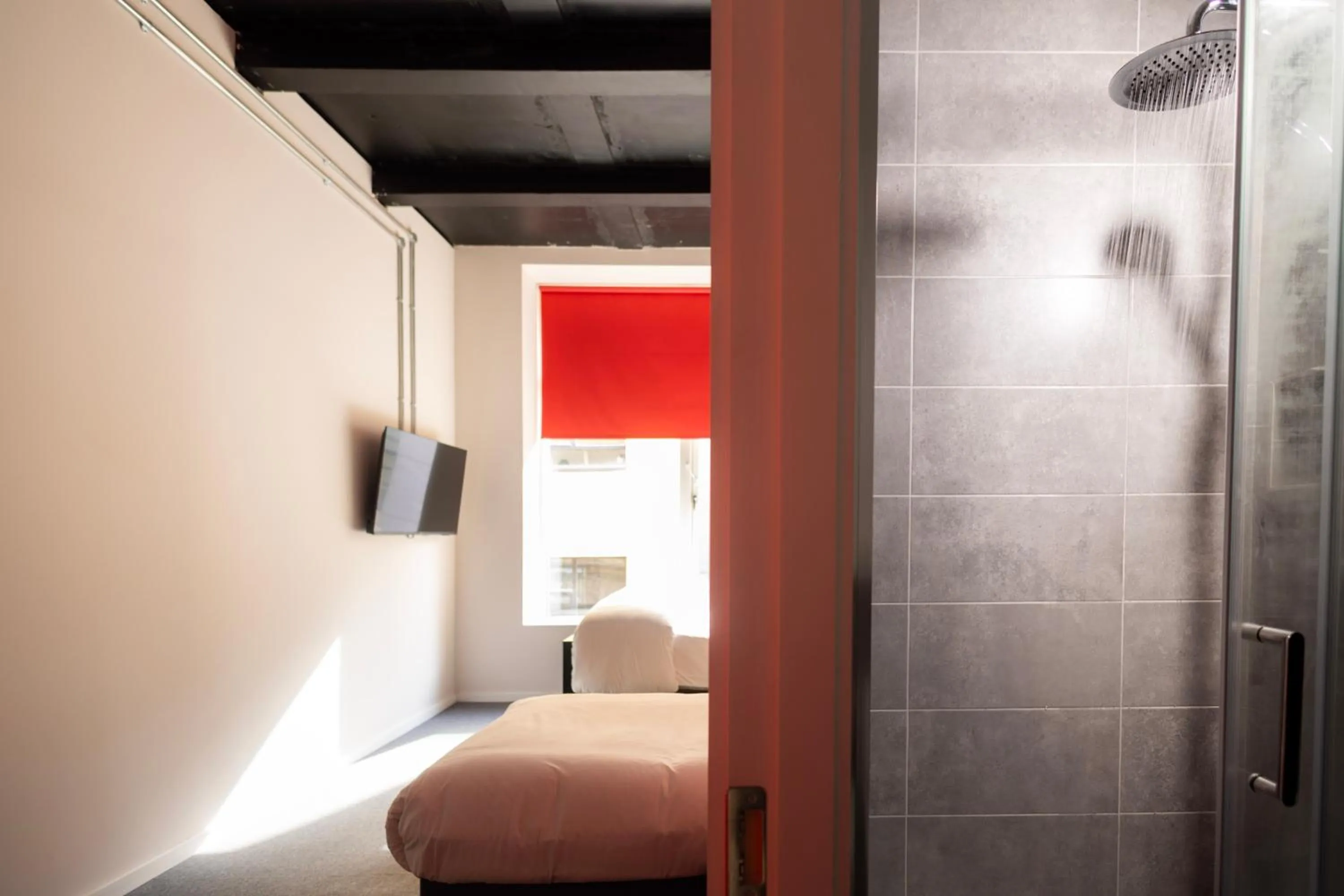 Shower, Bed in REZz Temple Bar, Dublin