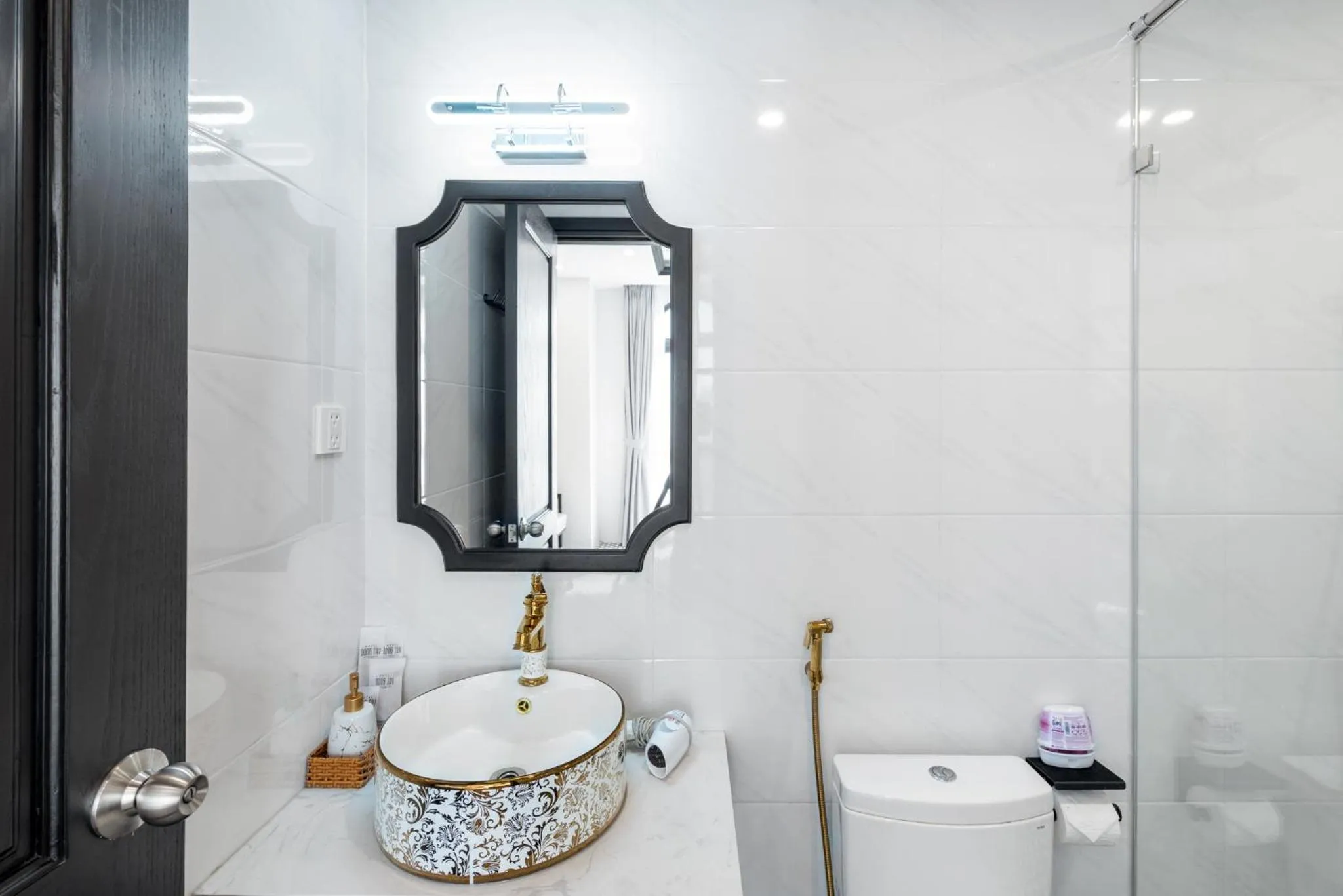 Shower in Le Palmier Phu Quoc Hotel - Free Shuttle To Grand World