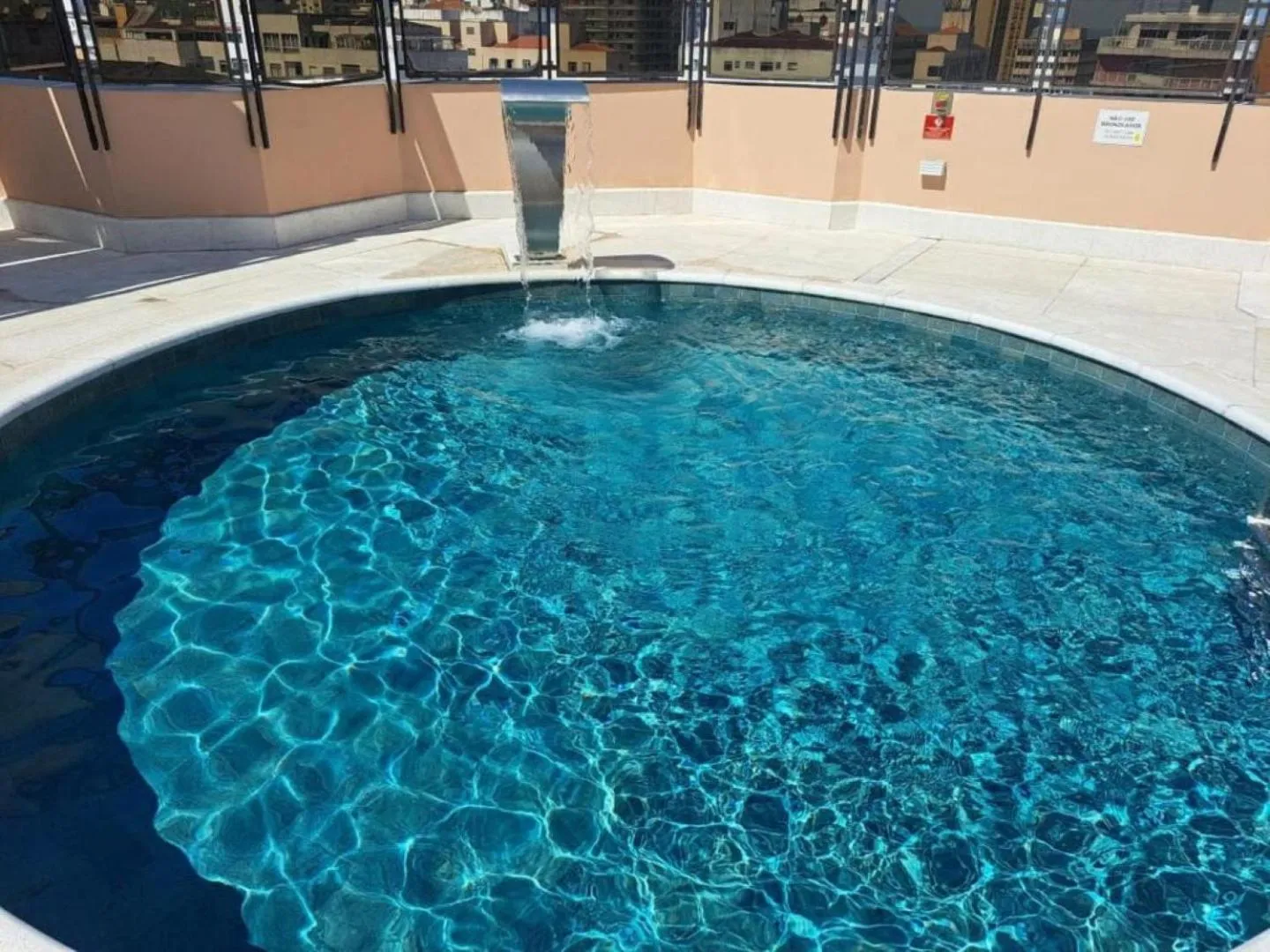 Swimming pool in Cosmopolitan Praia Flat